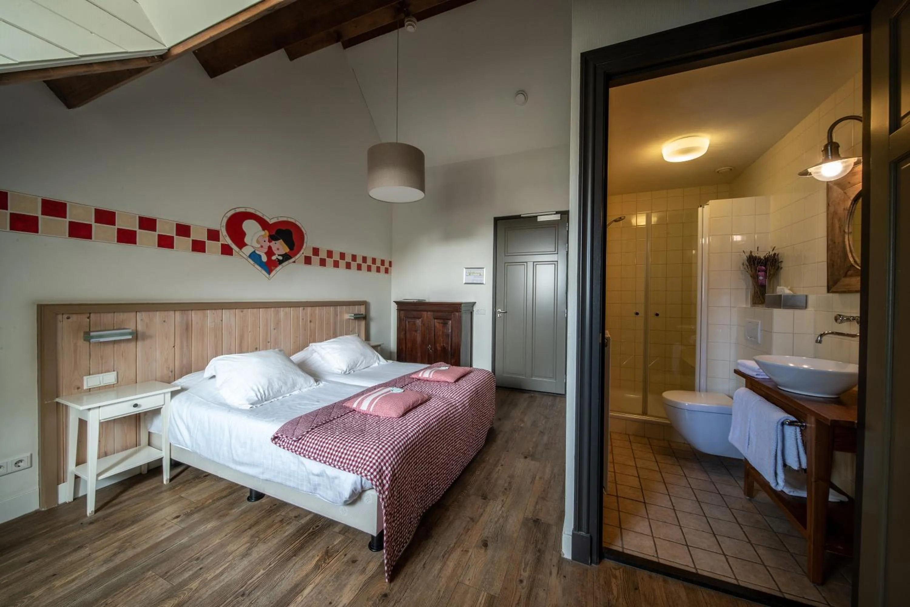 Shower, Bed in Herberg de Brabantse Kluis