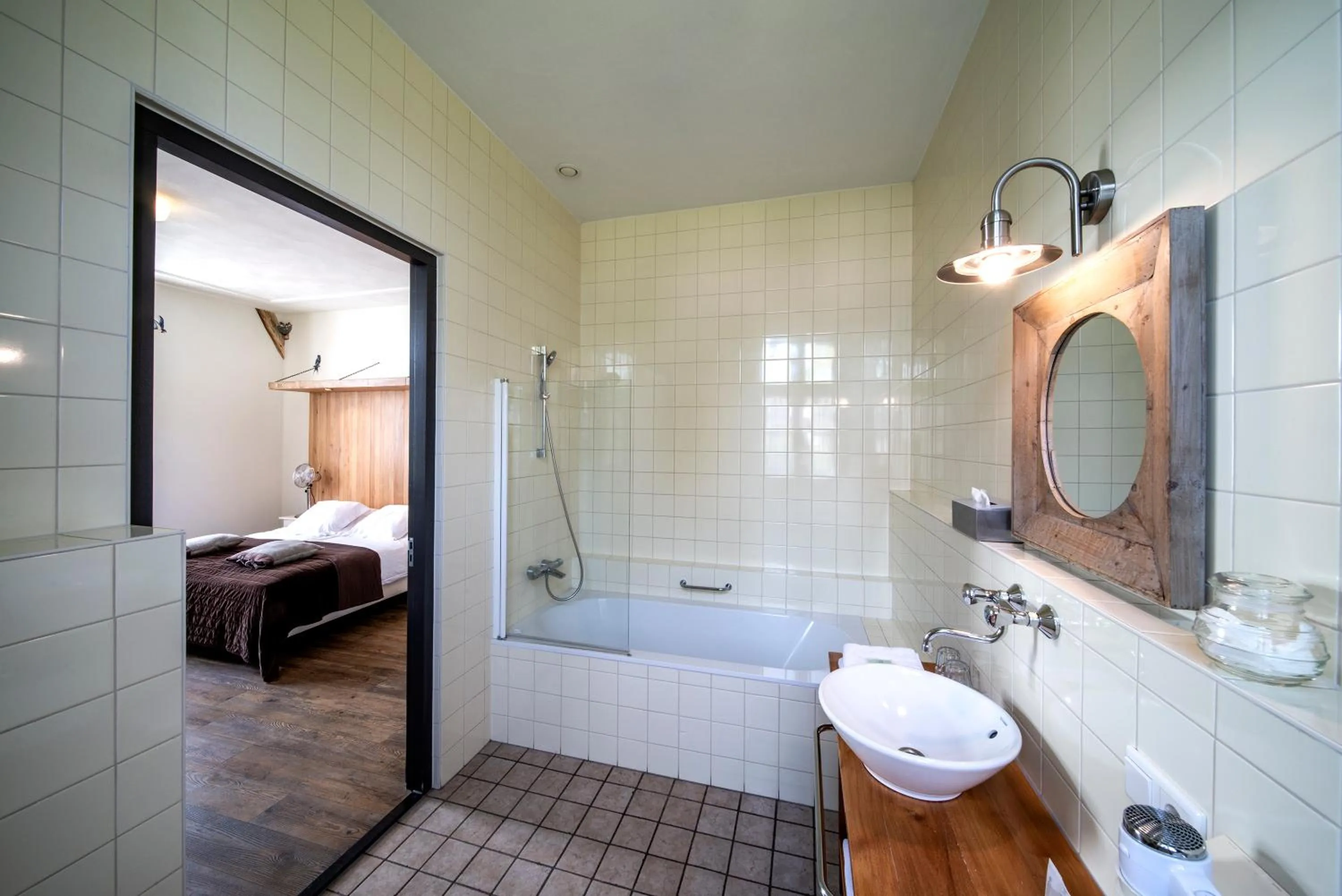 Shower, Bed in Herberg de Brabantse Kluis