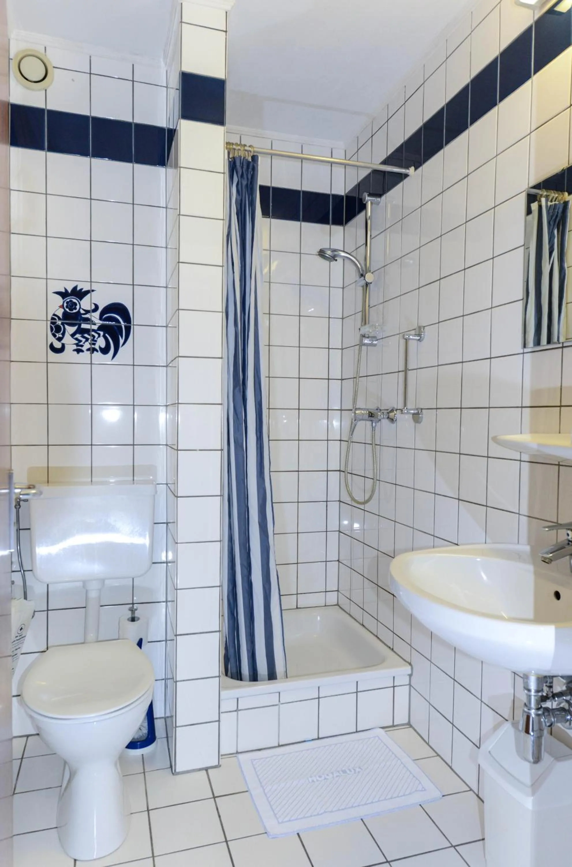 Shower in APPART-HÔTEL MARCO POLO