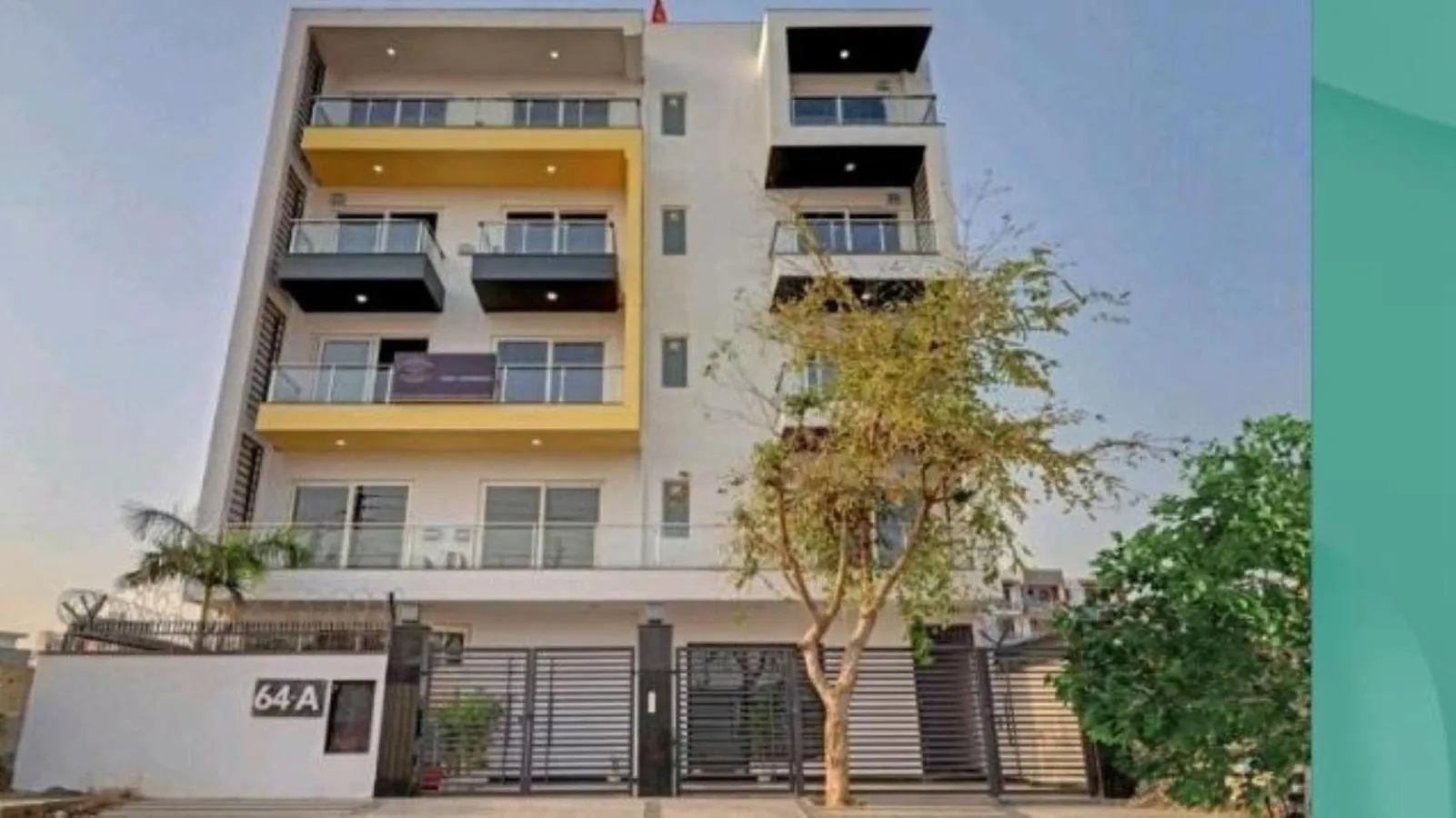 Property building in Tipsyy Inn Suites 007