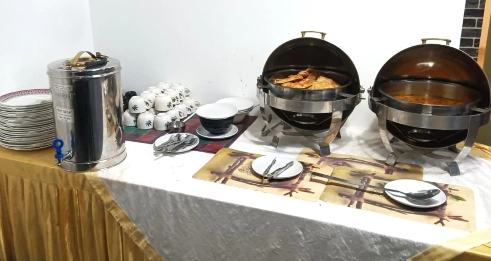 Breakfast in Tipsyy Inn Suites 007