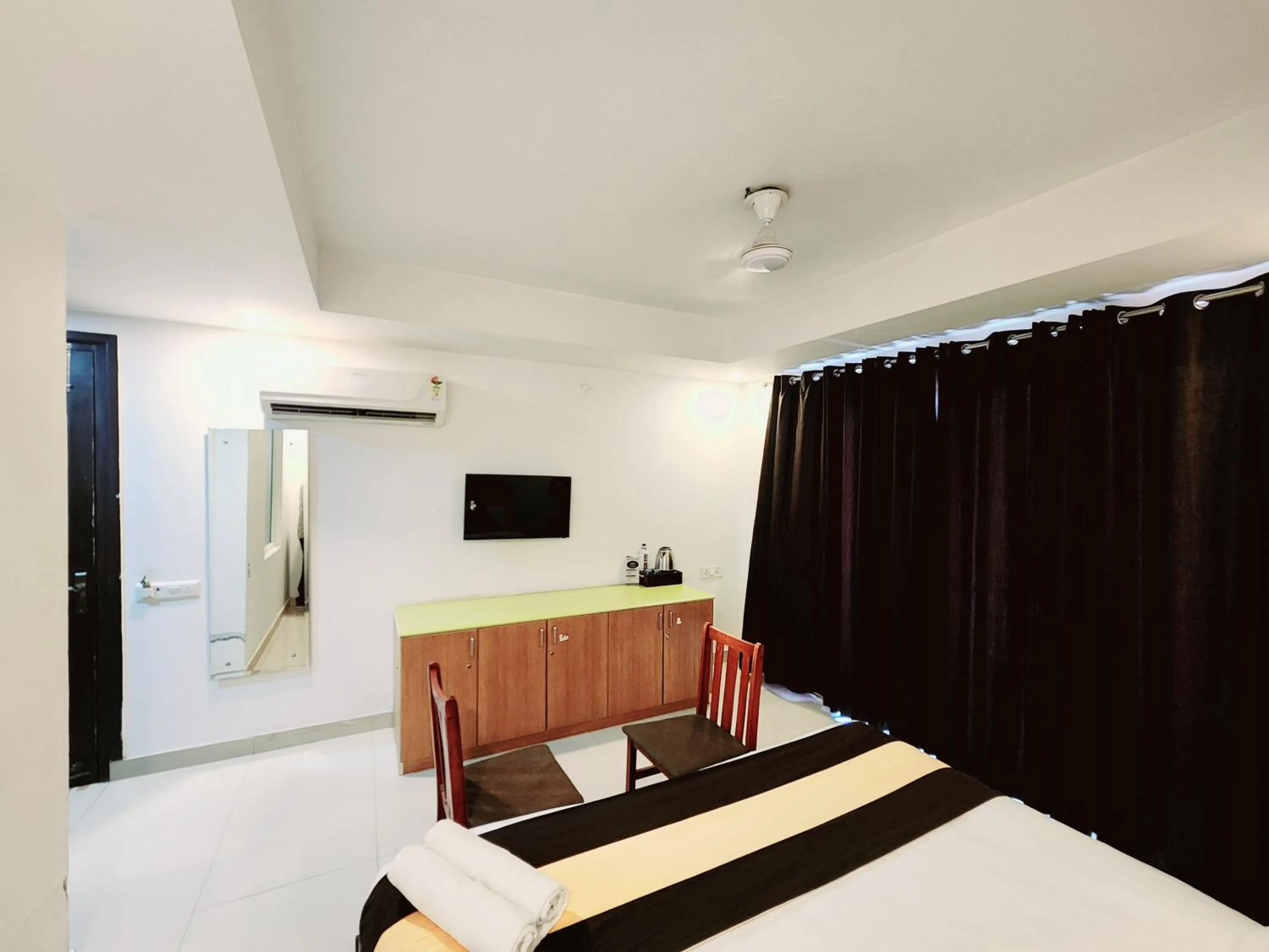 TV and multimedia, Bed in Tipsyy Inn Suites 007