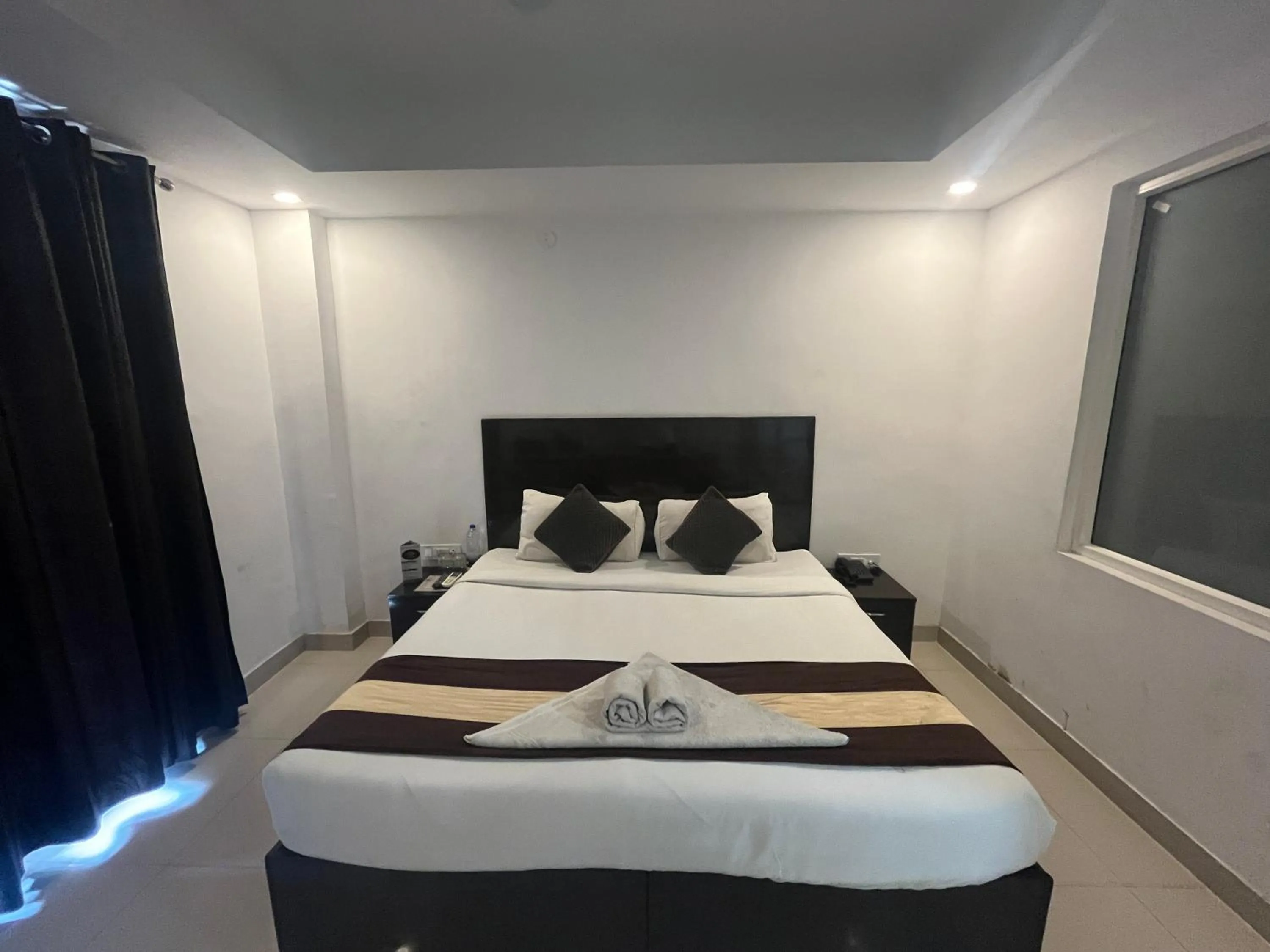 Bed in Tipsyy Inn Suites 007