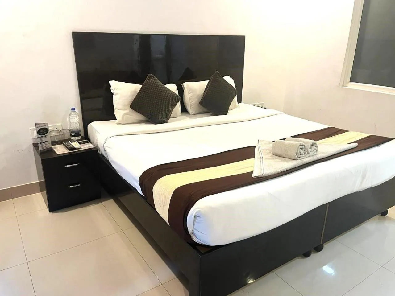 Bedroom, Bed in Tipsyy Inn Suites 007