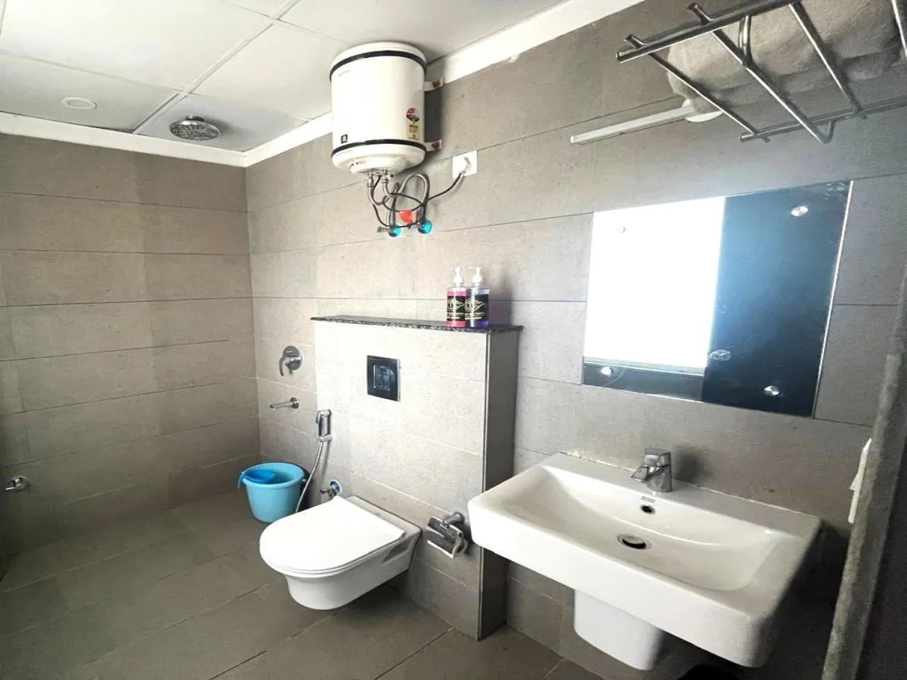 Bathroom in Tipsyy Inn Suites 007