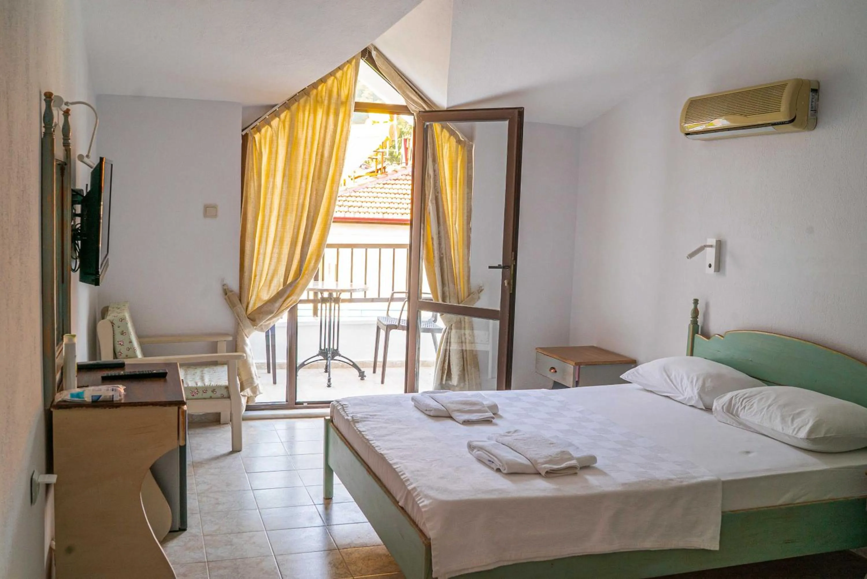 Photo of the whole room, Bed in The Diplomat Hotel