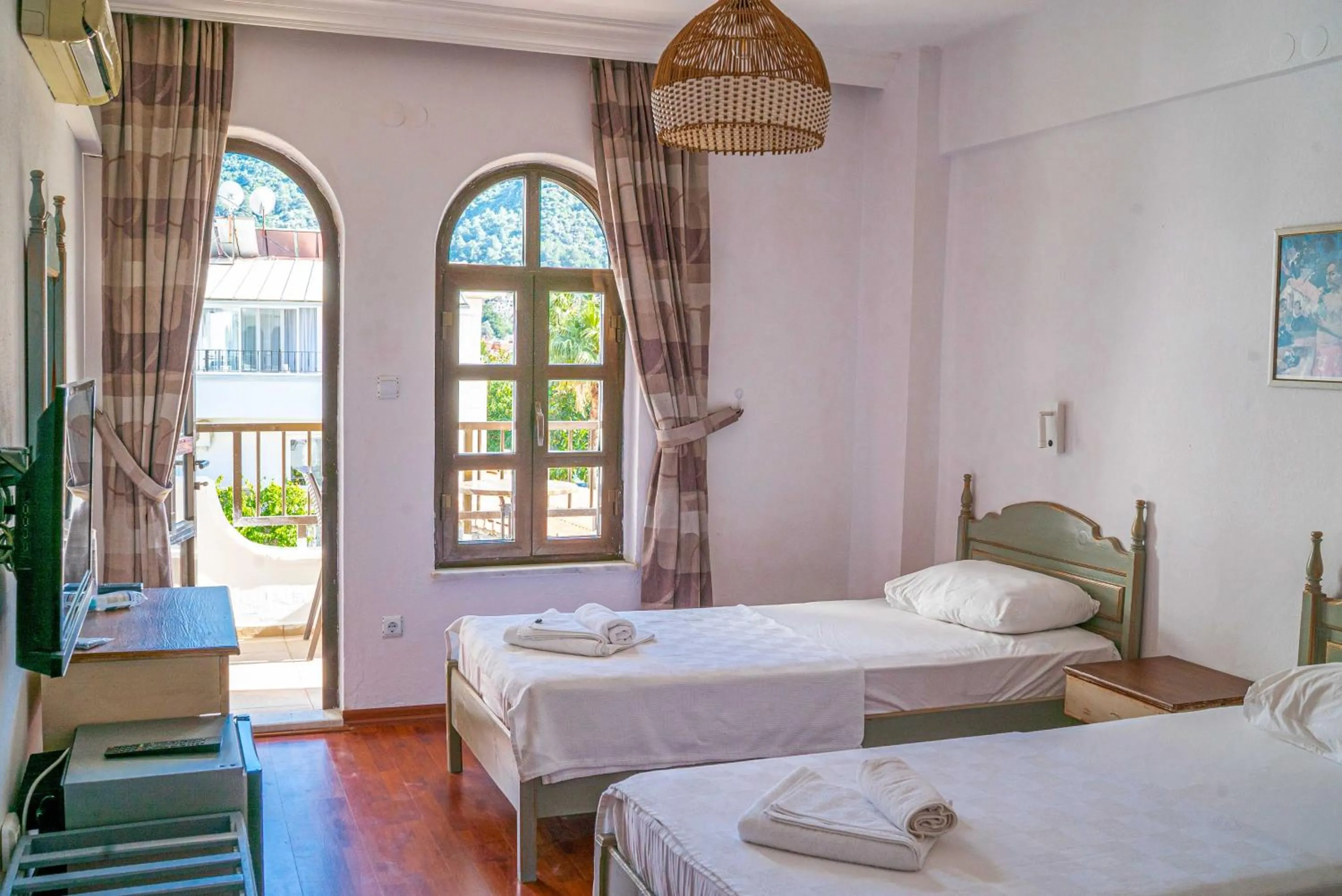 Balcony/Terrace, Bed in The Diplomat Hotel