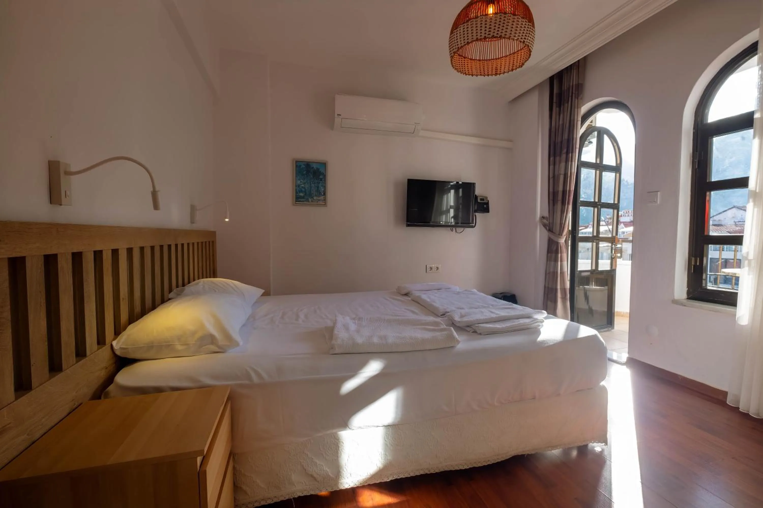 Photo of the whole room, Bed in The Diplomat Hotel