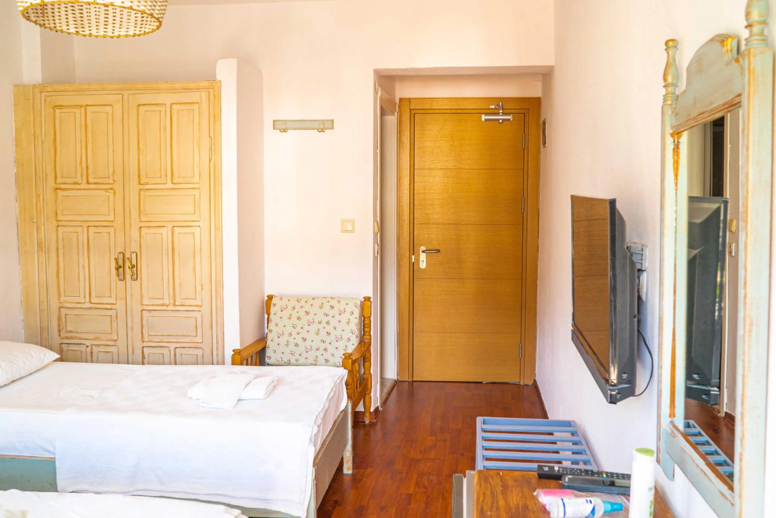 Photo of the whole room, Bed in The Diplomat Hotel