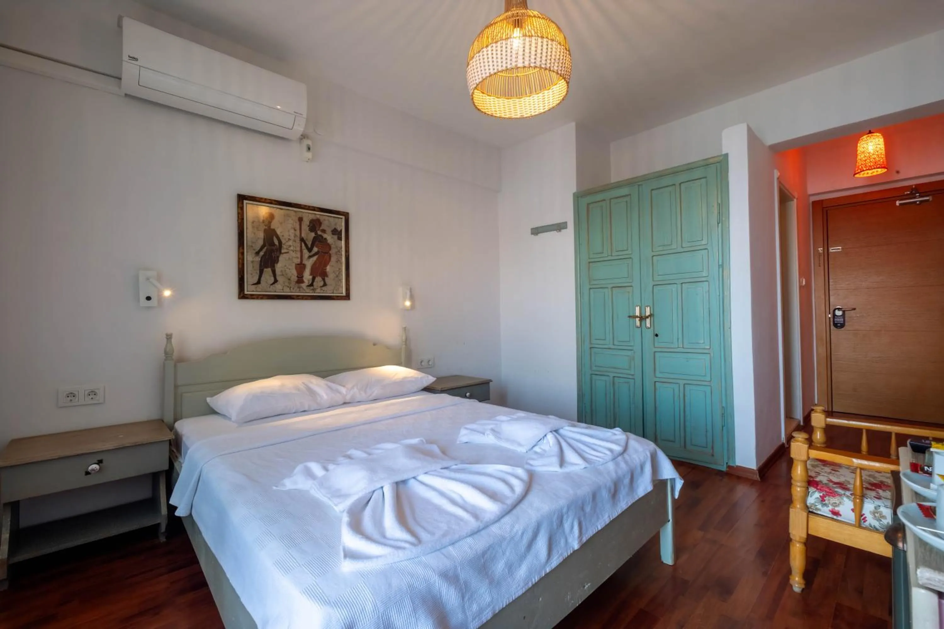 Photo of the whole room, Bed in The Diplomat Hotel