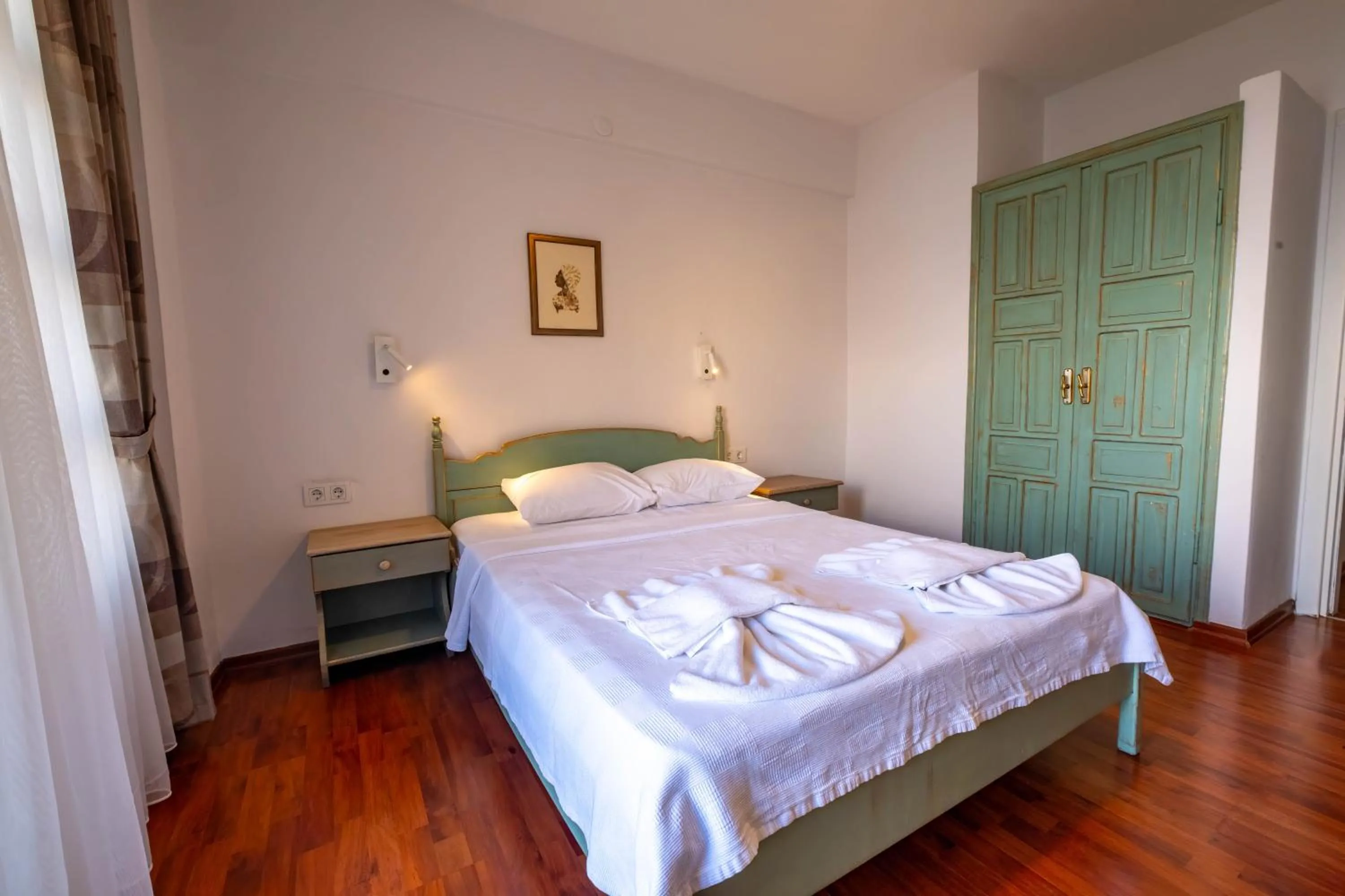 Photo of the whole room, Bed in The Diplomat Hotel