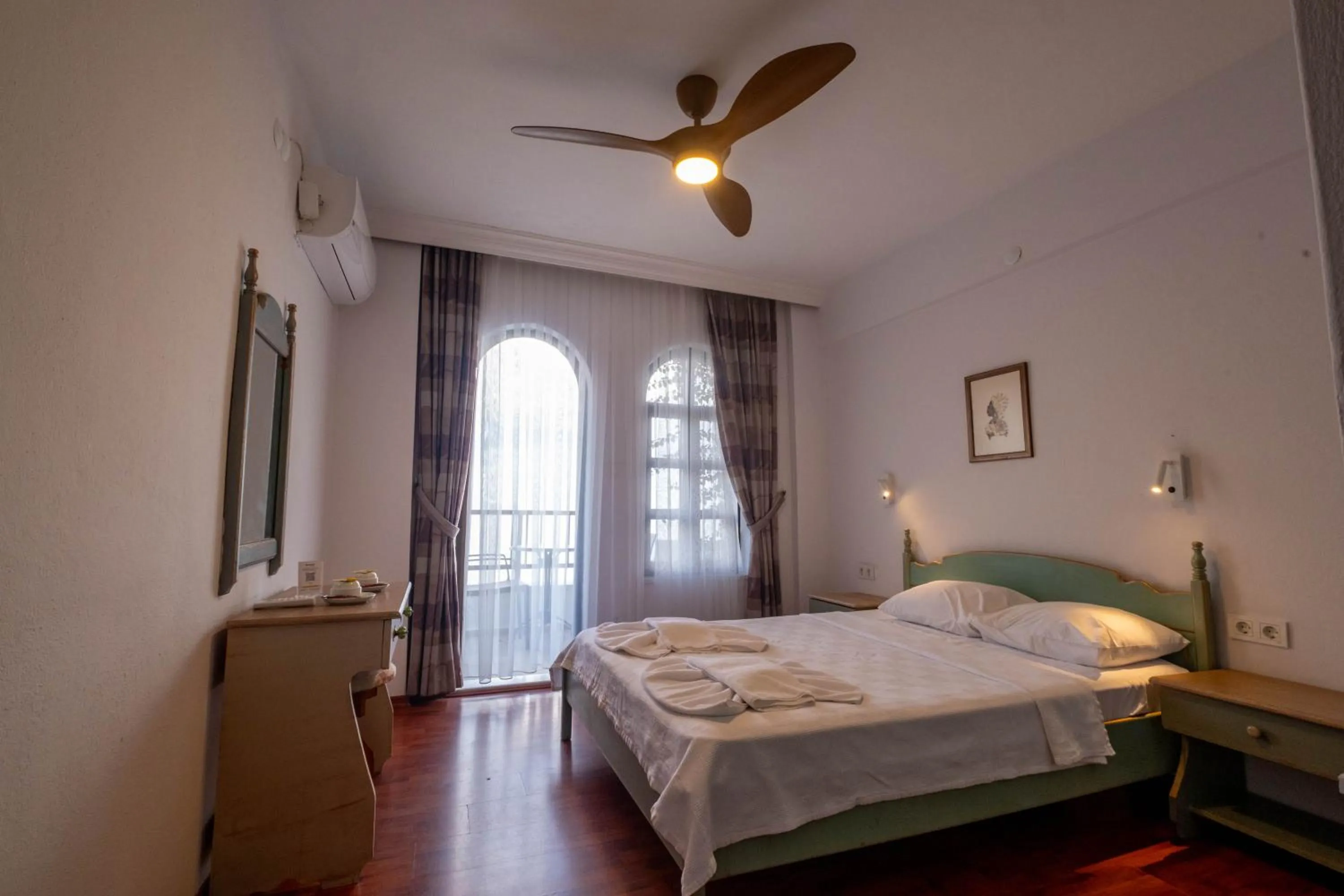 Photo of the whole room, Bed in The Diplomat Hotel