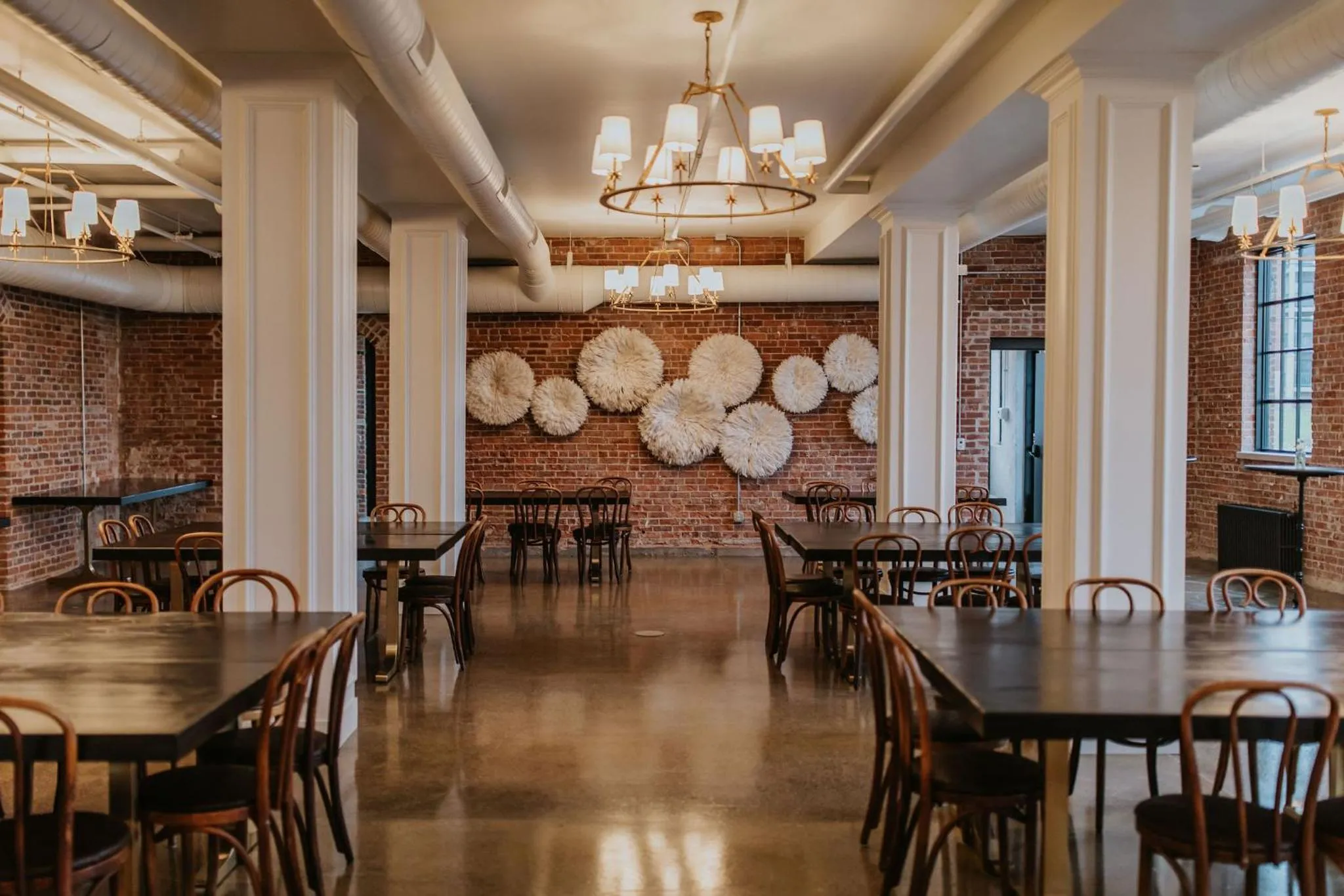 Deluxe King Suite in HATCHERY HOTEL & EVENT CENTER