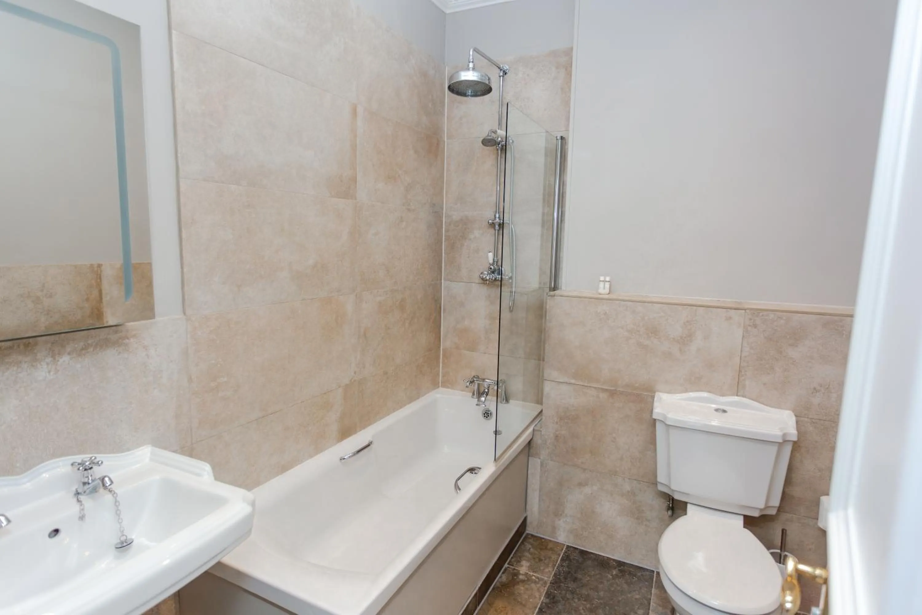 Shower in The Snooty Fox