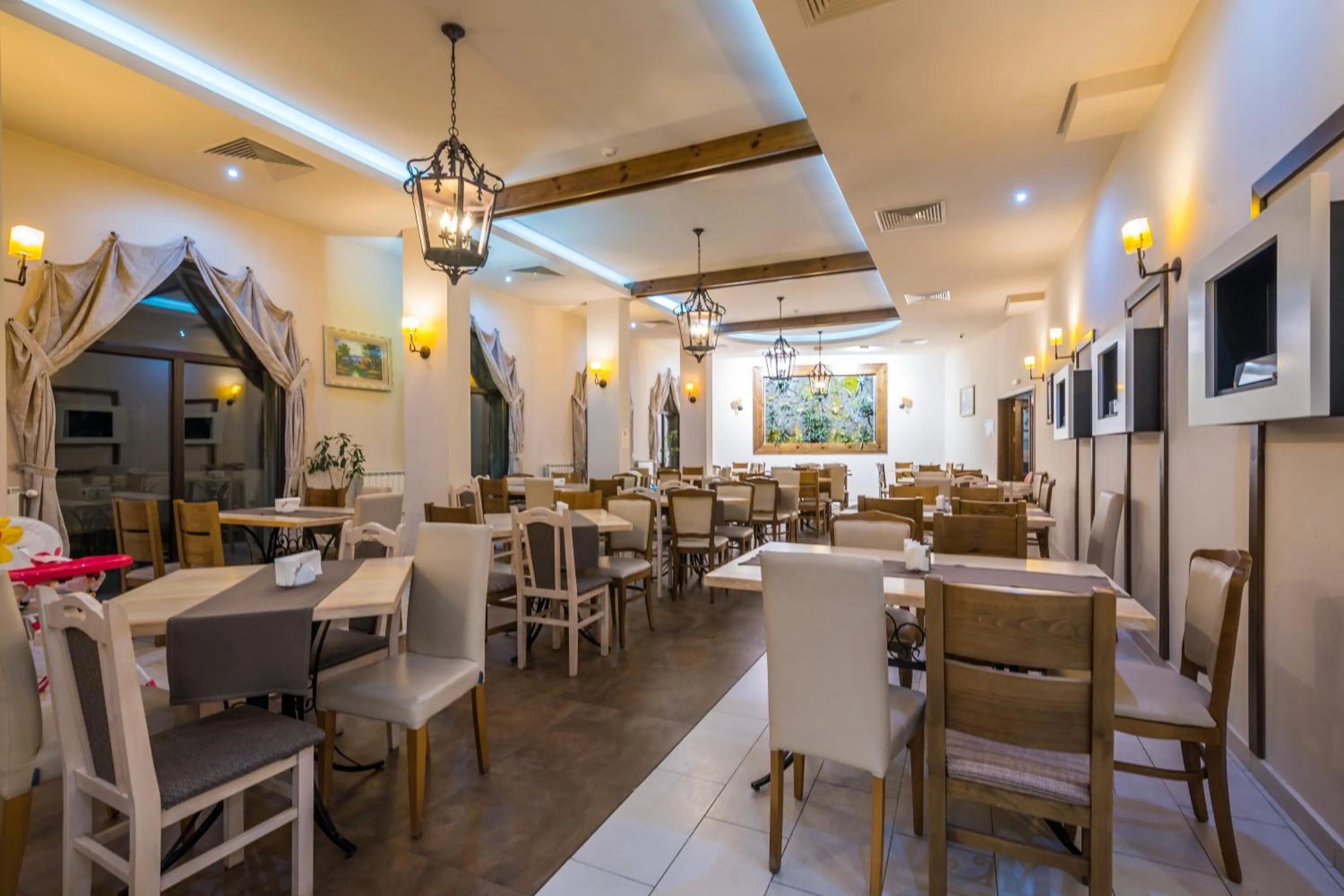 Restaurant/places to eat in Hotel Zara