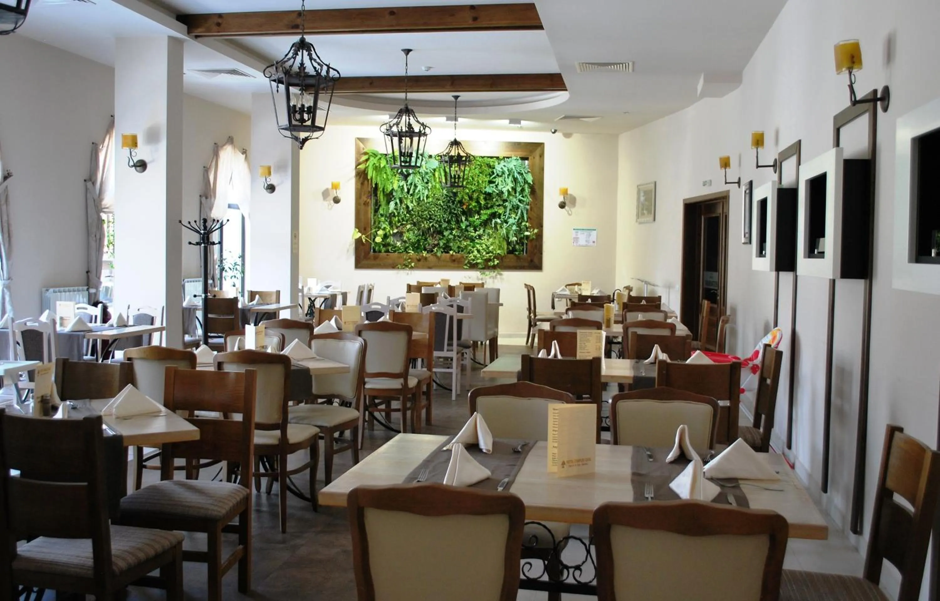 Restaurant/places to eat in Hotel Zara