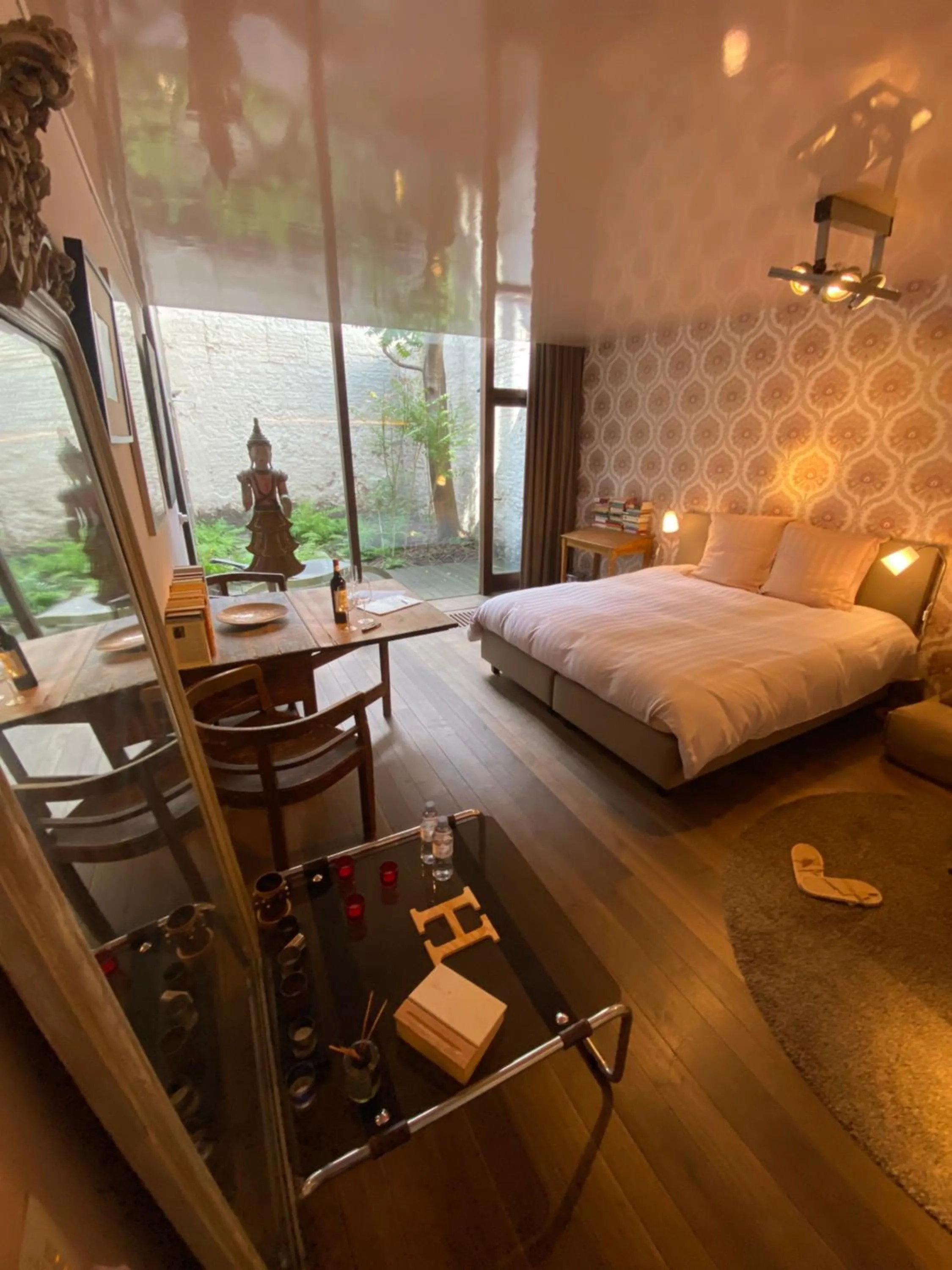 Bedroom, Bed in Schopenhauer