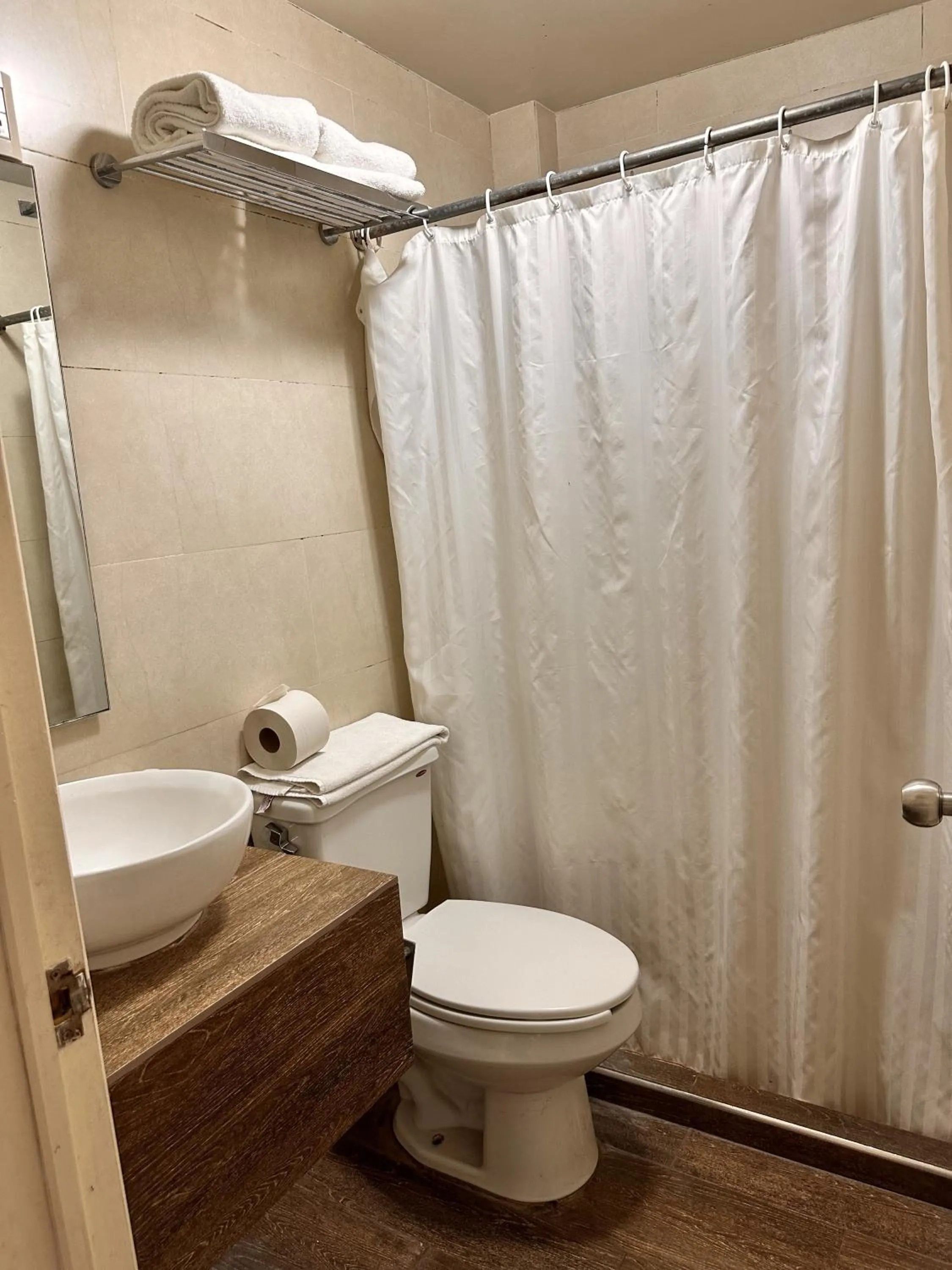 Shower in Hotel del Fresno