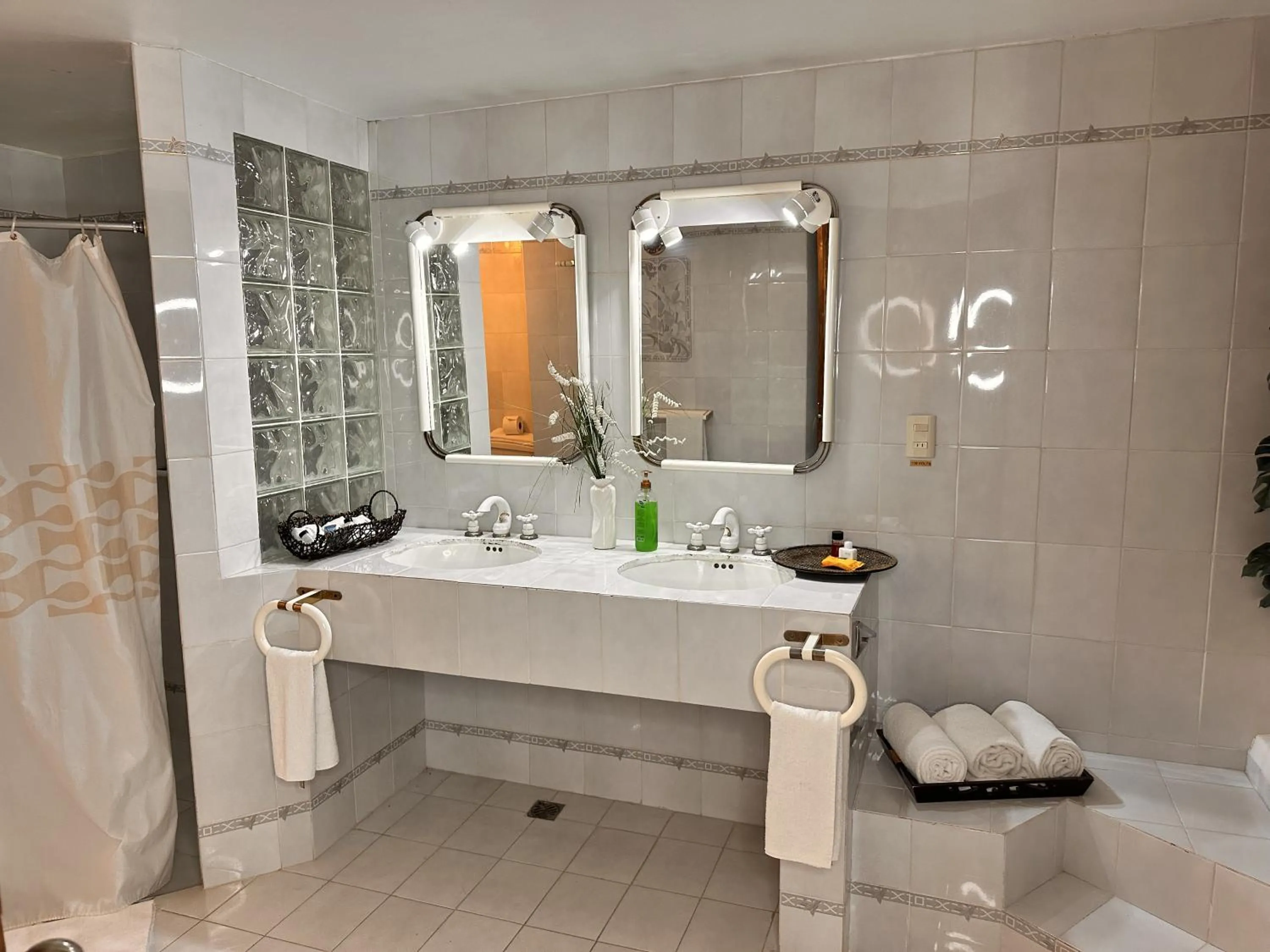 Shower in Hotel del Fresno