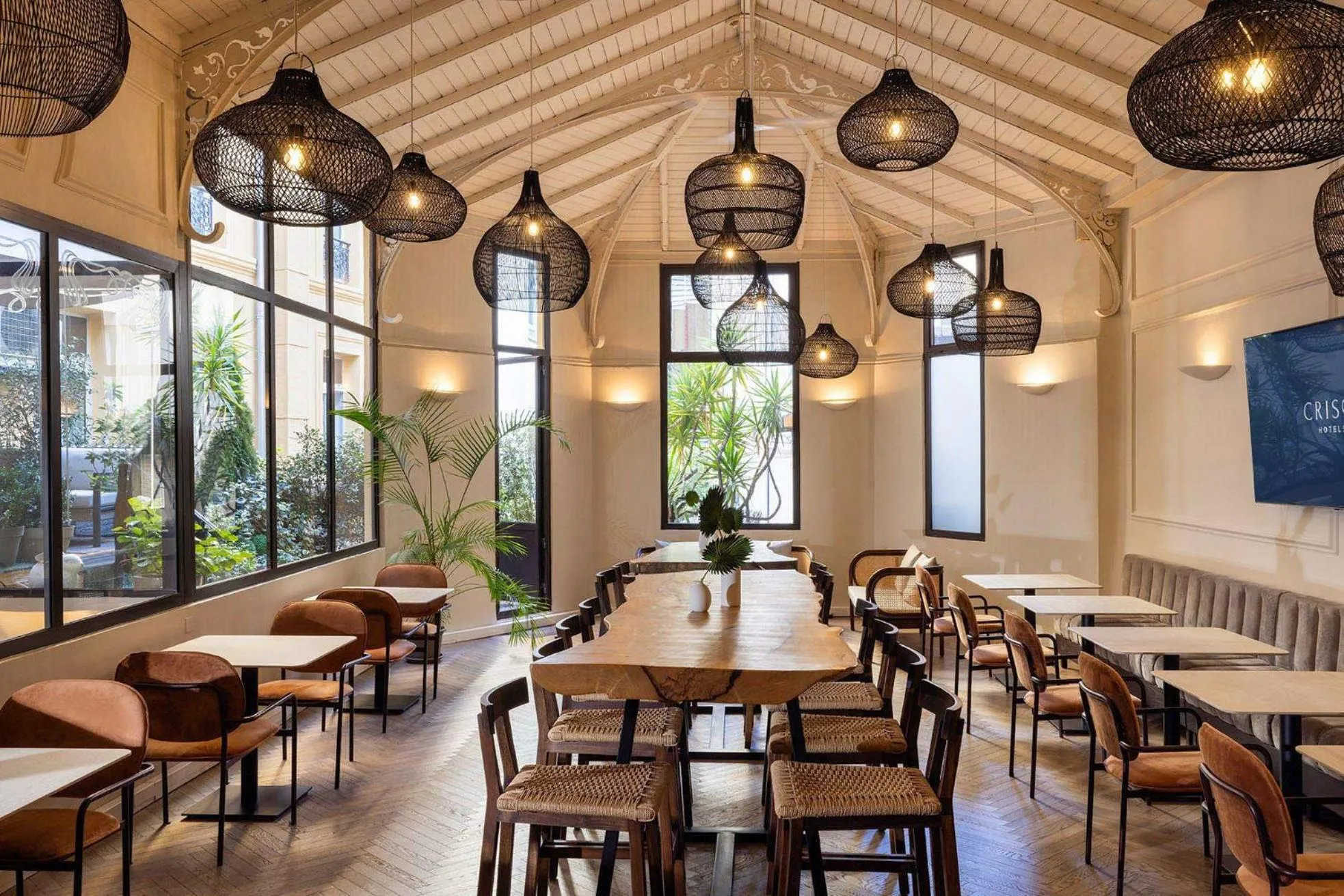 Restaurant/places to eat in Crisol Lumière