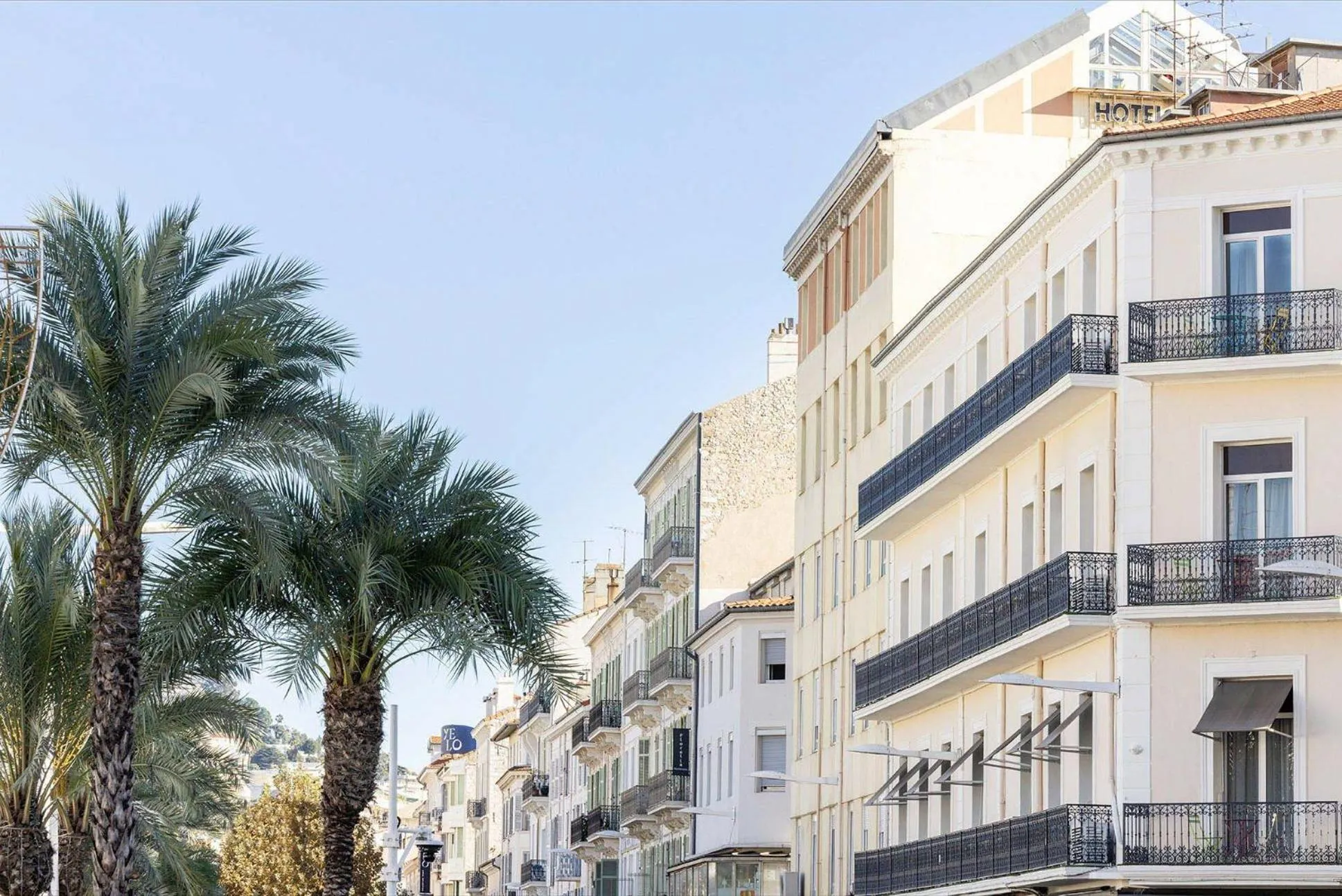 Facade/entrance in Crisol Lumière