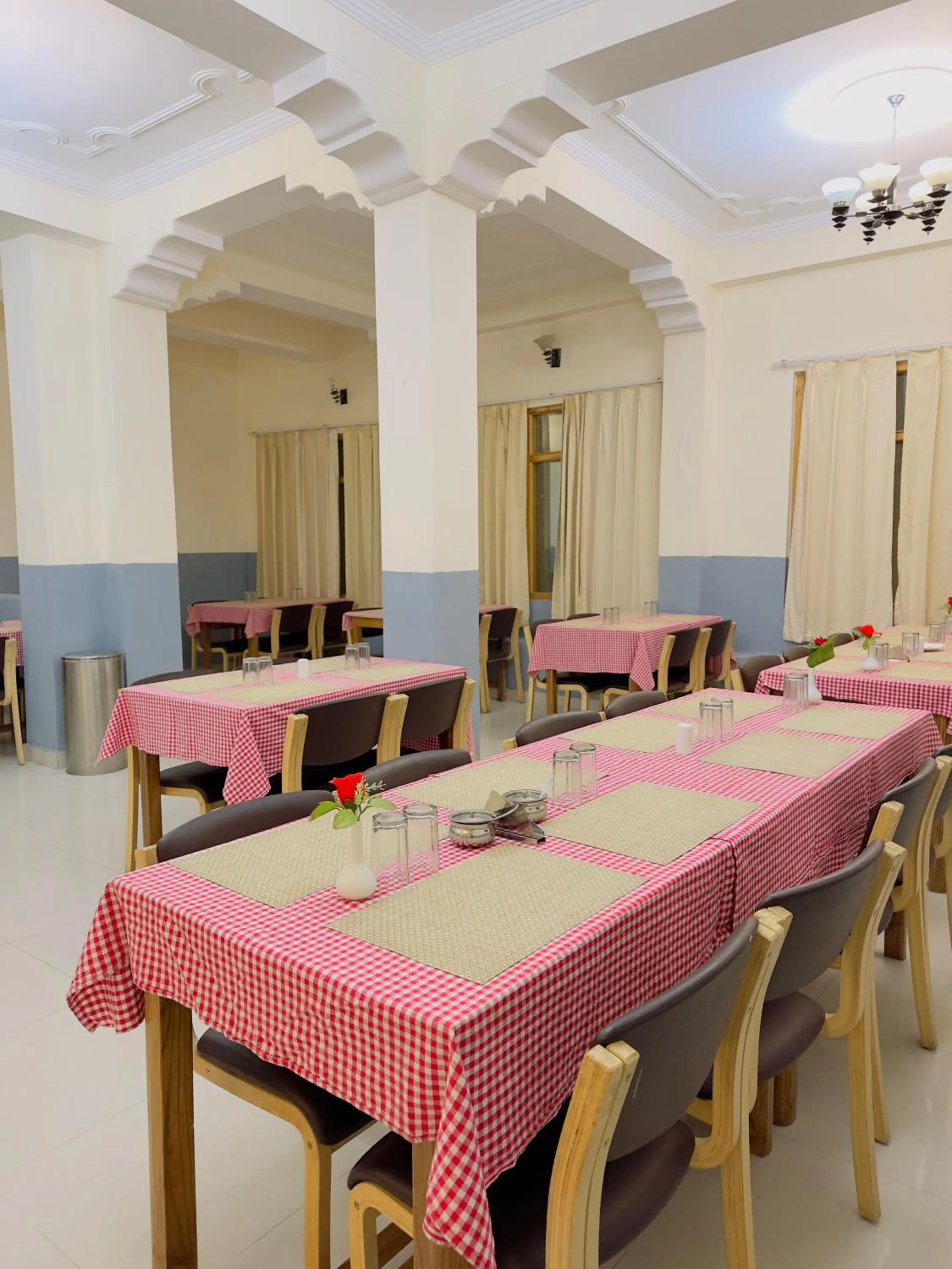 Restaurant/places to eat in Hotel Dimbir Regency