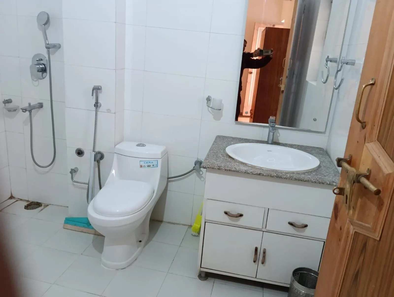 Shower in Hotel Dimbir Regency