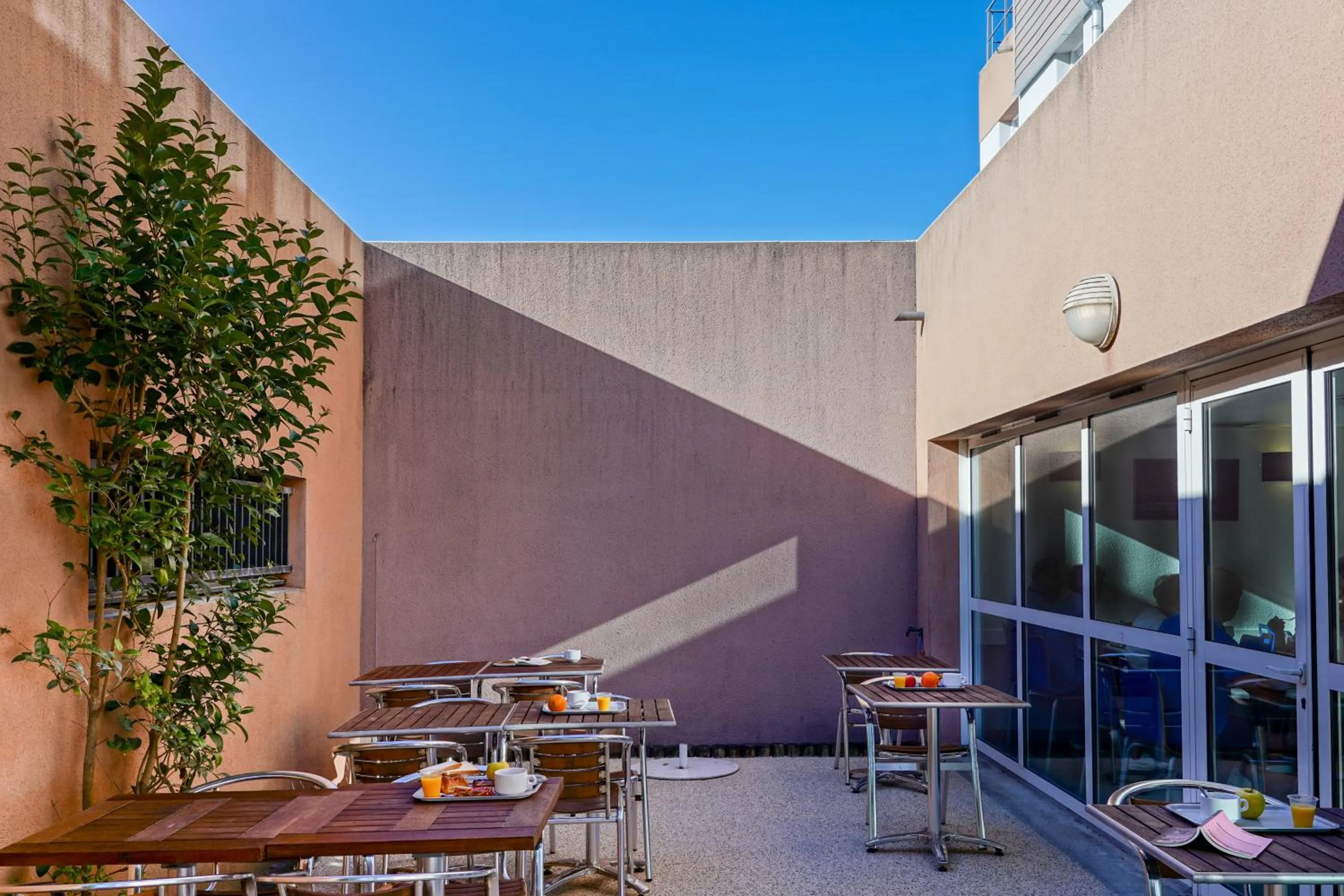 Patio in Ibis Budget Aubenas