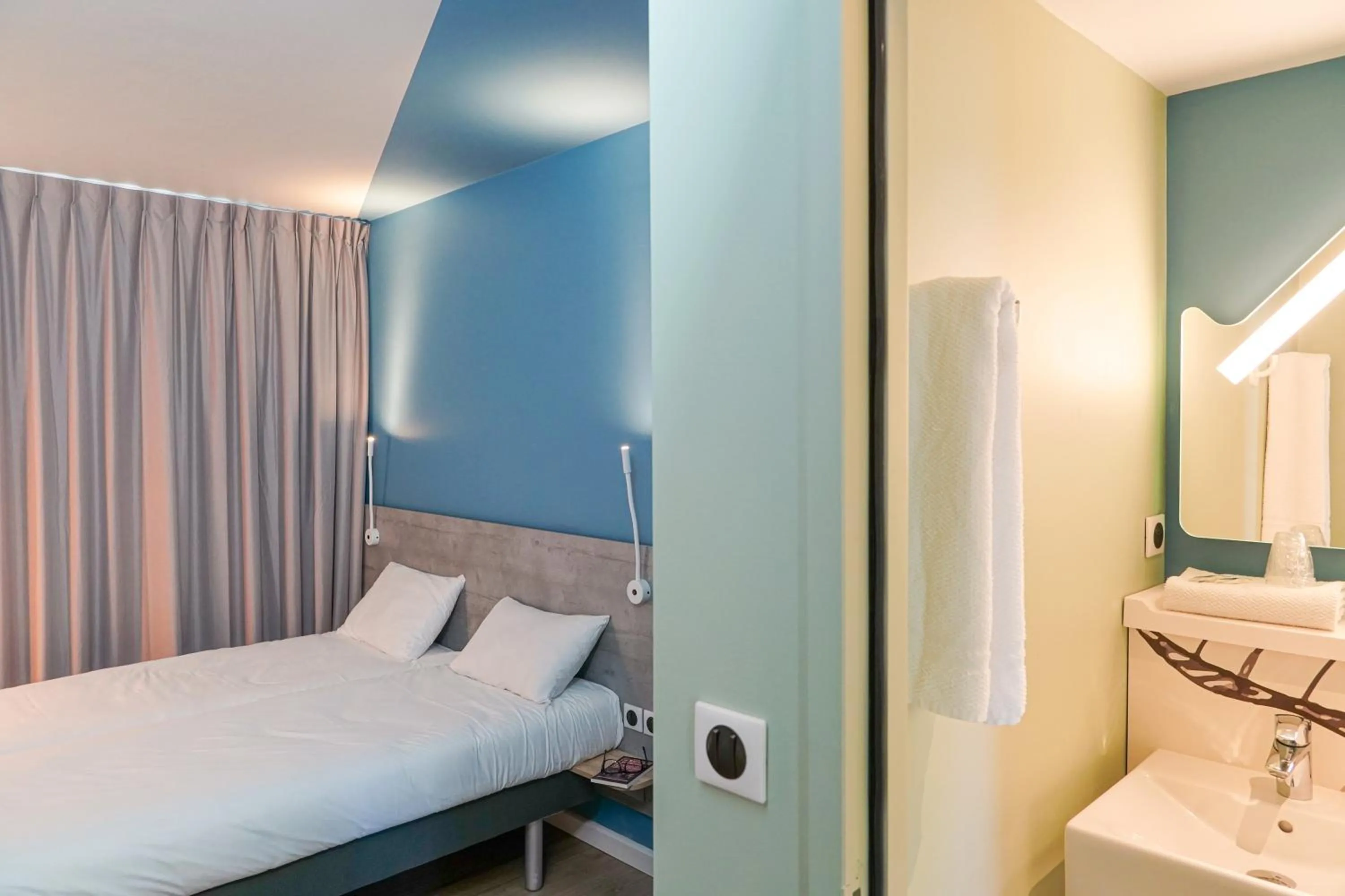 Bathroom, Bed in Ibis Budget Aubenas