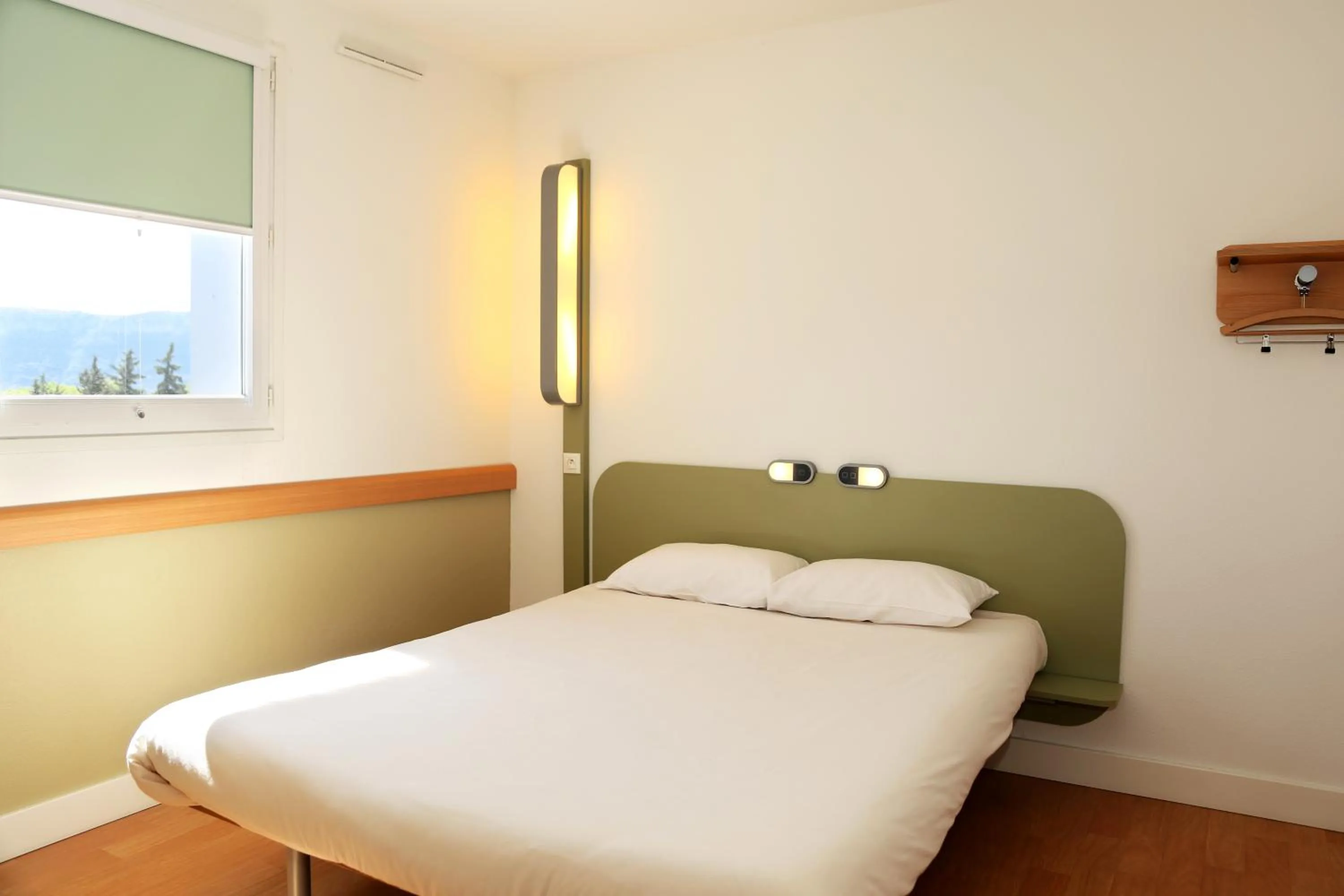 Photo of the whole room, Bed in Ibis Budget Aubenas