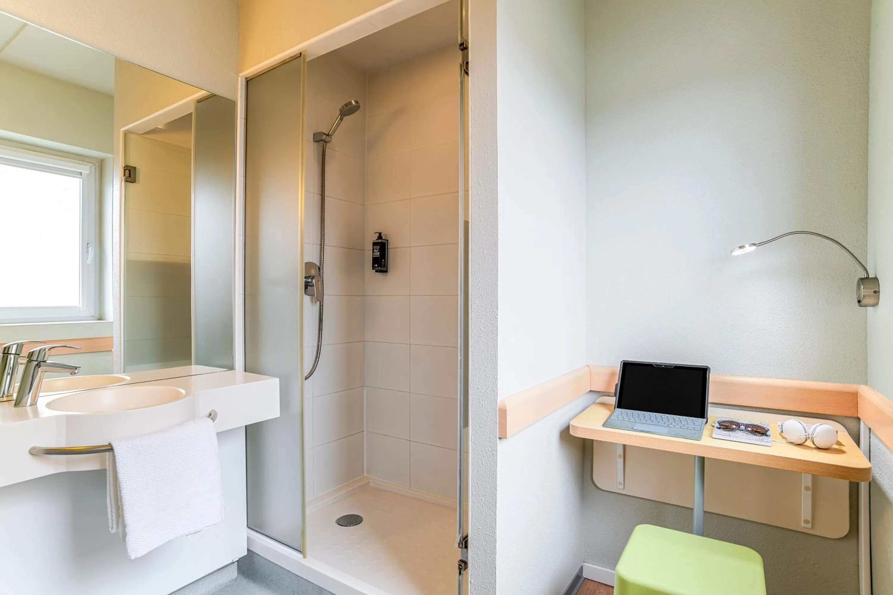 Shower in Ibis Budget Bilbao Barakaldo