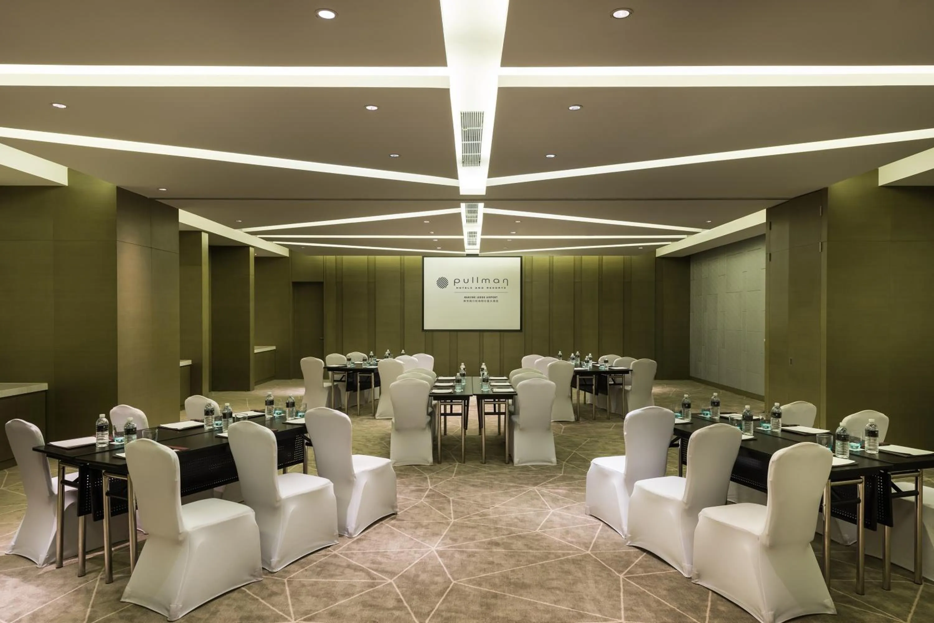 Business facilities in Pullman Nanjing Lukou Airport