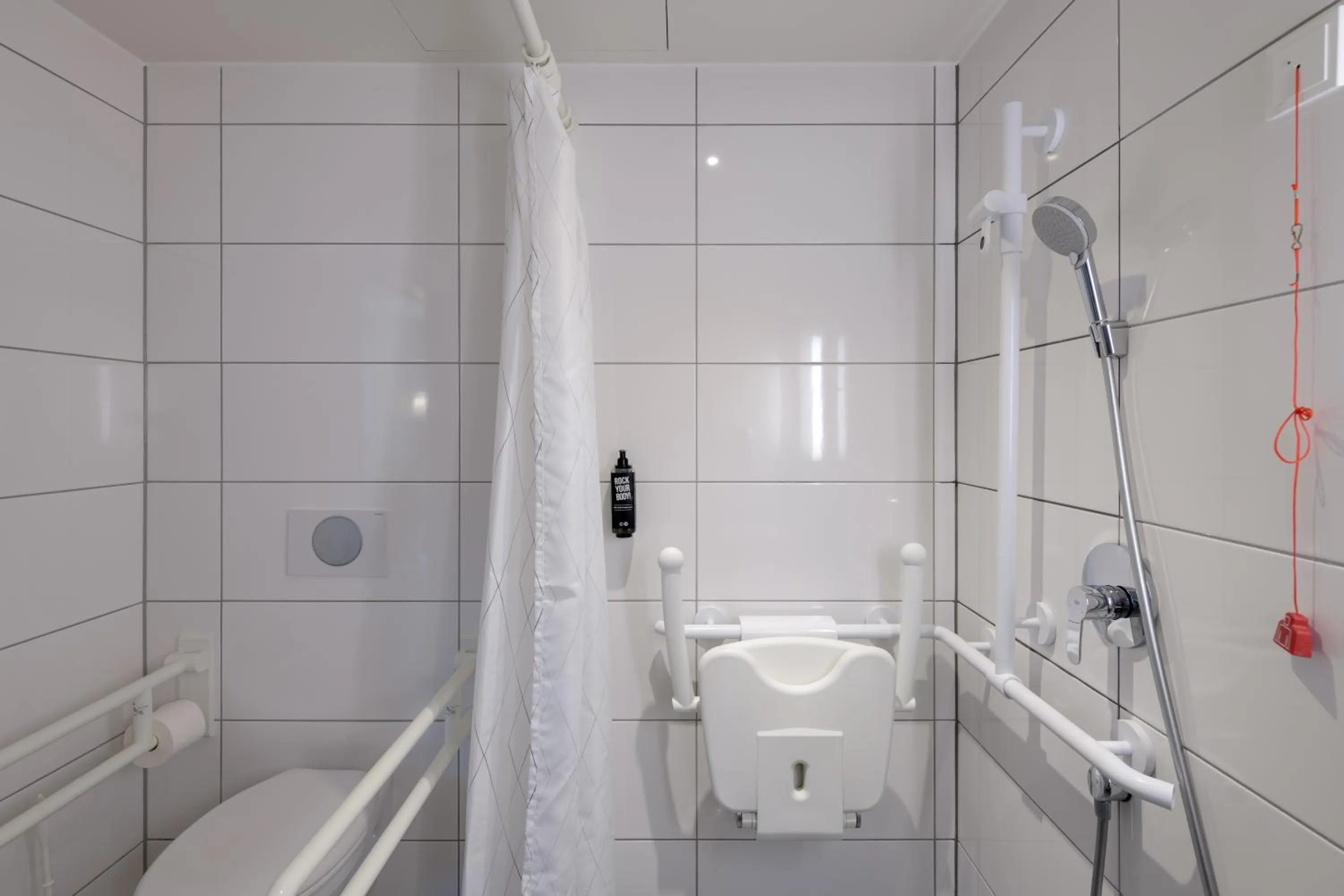 Shower in Ibis München City Arnulfpark