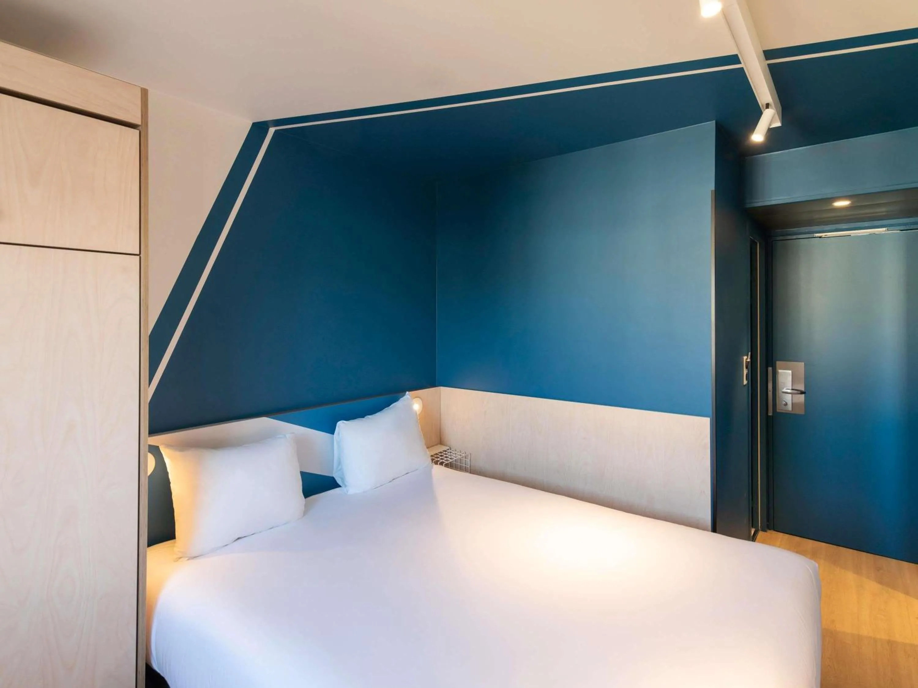 Bedroom, Bed in ibis budget Lyon Centre Confluence