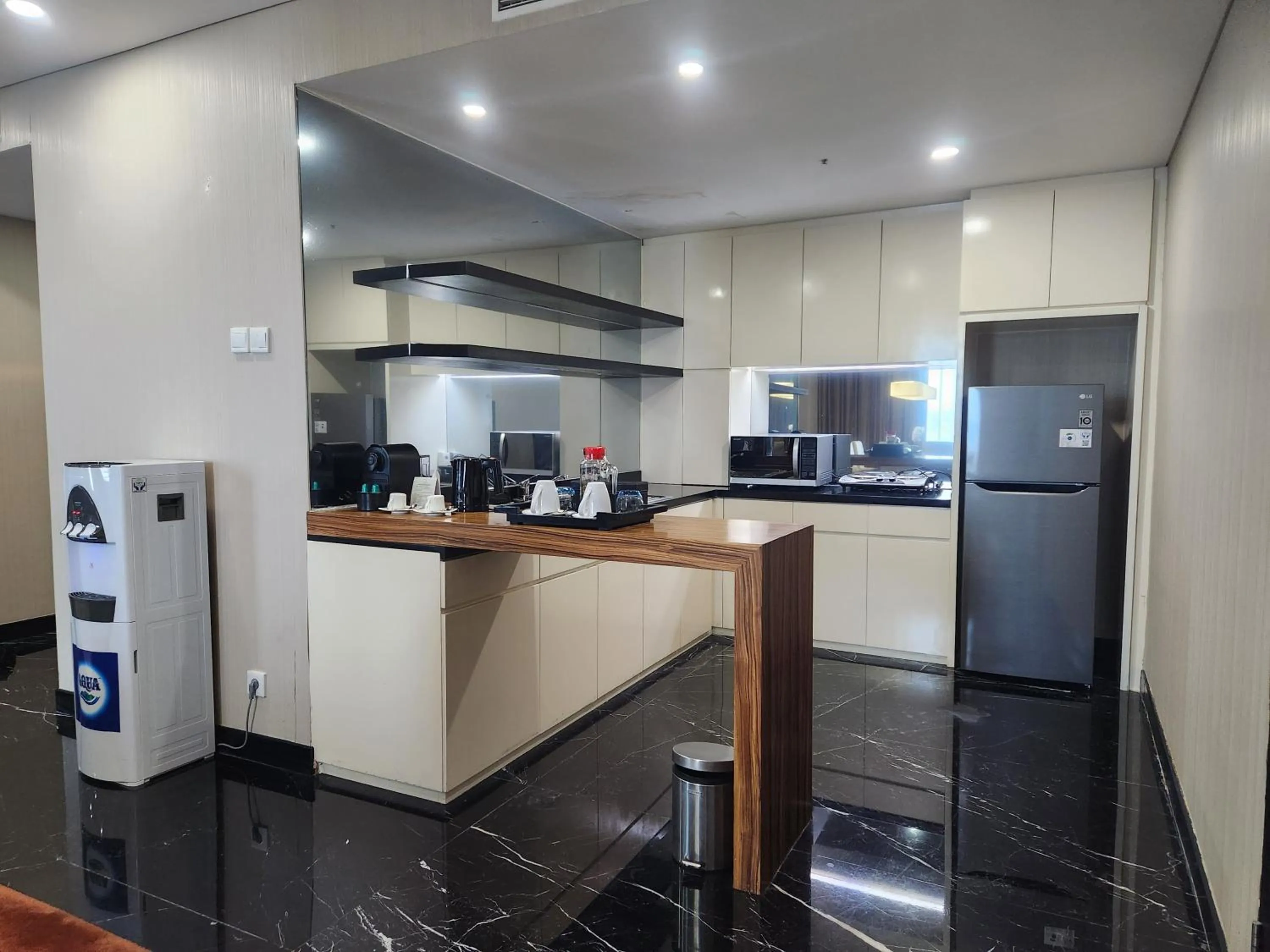 Kitchen or kitchenette in Novotel Balikpapan