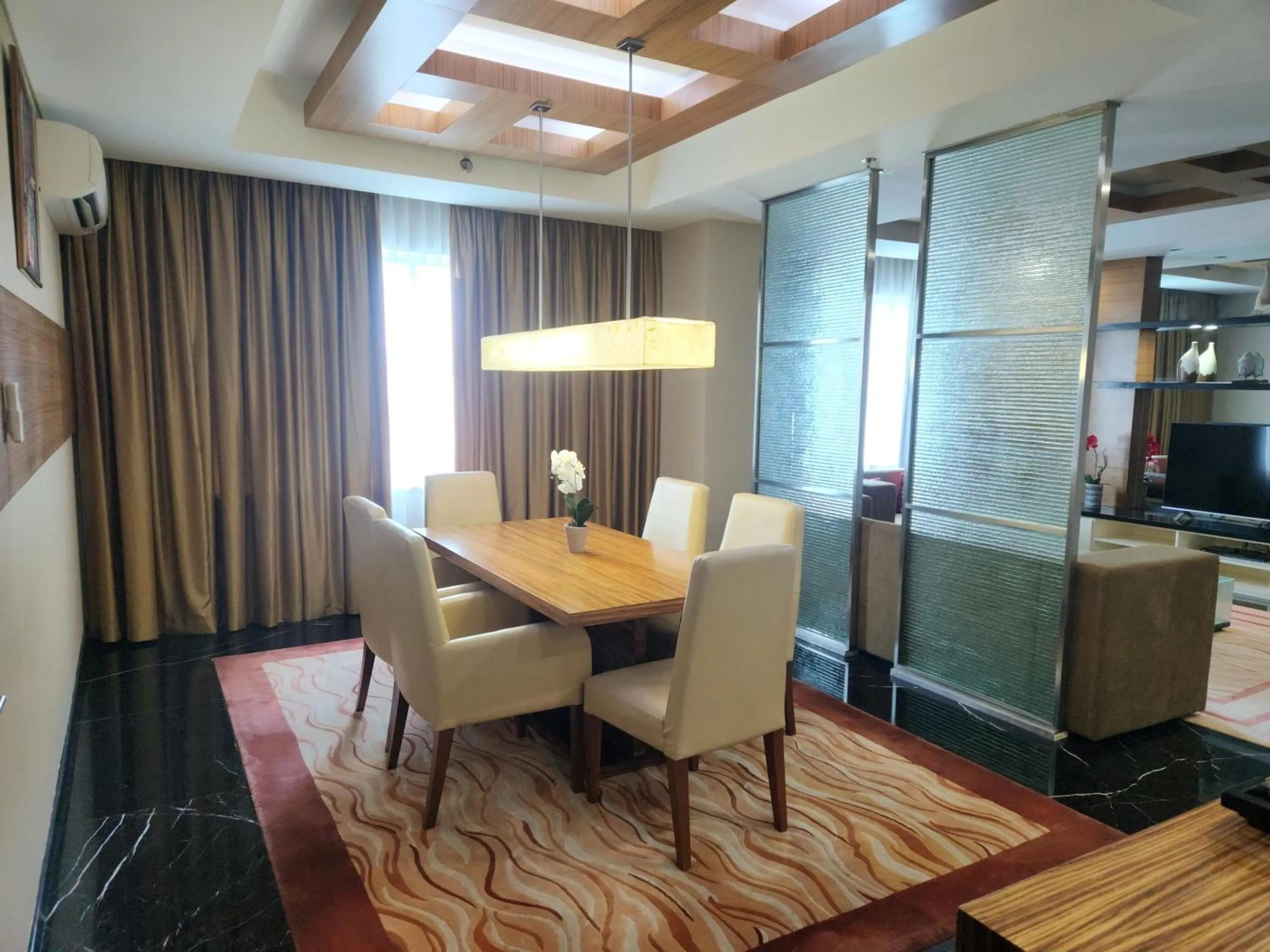 Dining area in Novotel Balikpapan