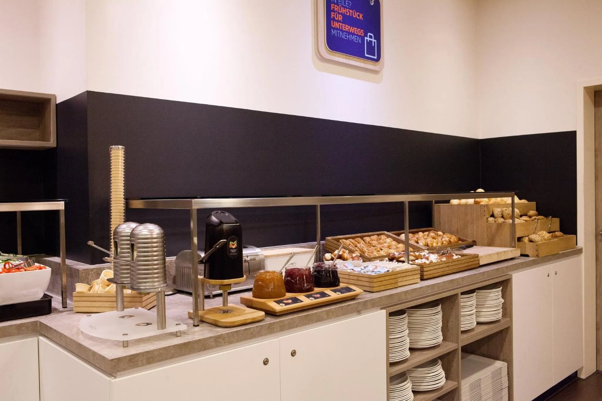 Restaurant/places to eat in Holiday Inn Express Friedrichshafen by IHG