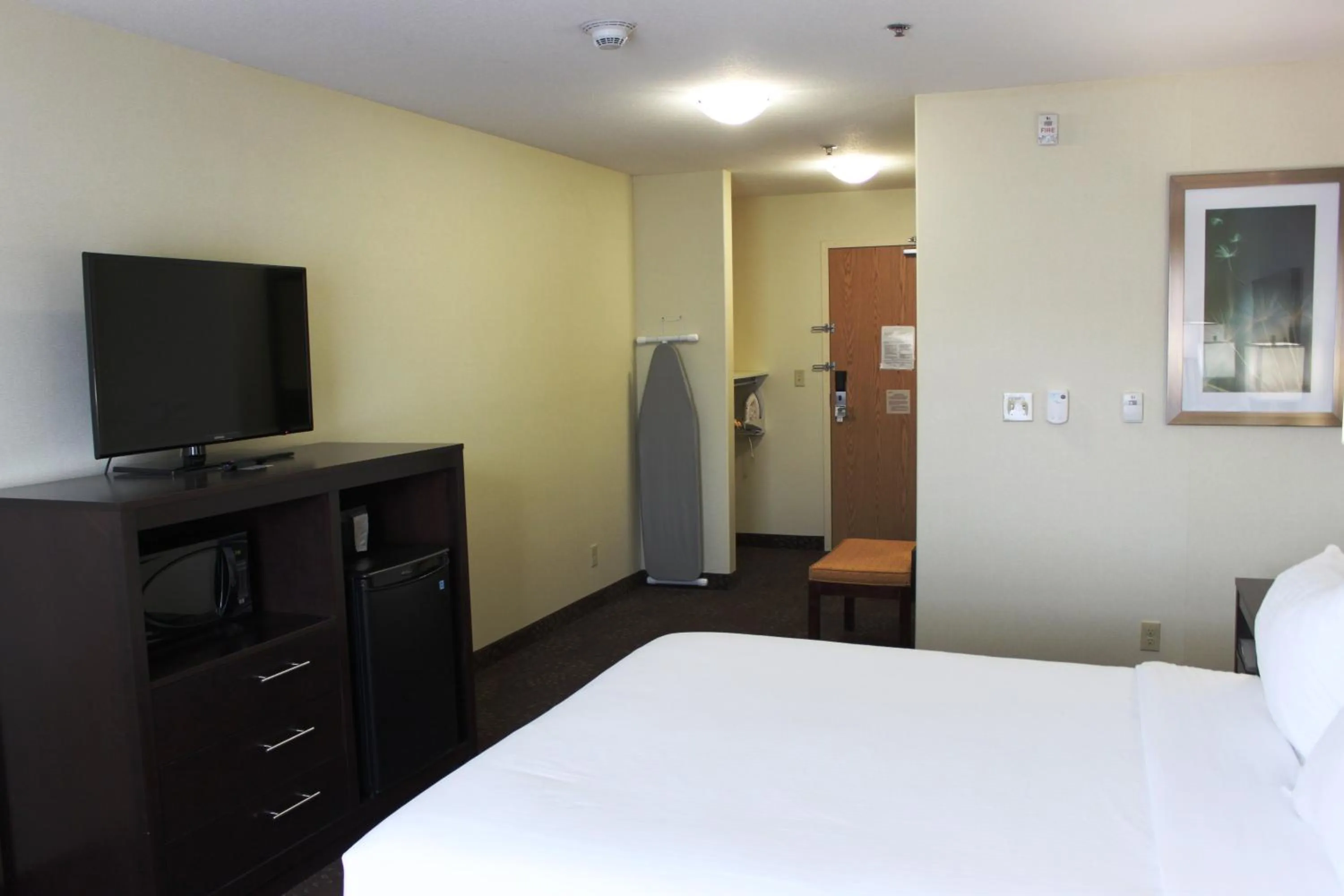 Photo of the whole room, Bed in Holiday Inn Express Yorkton East by IHG