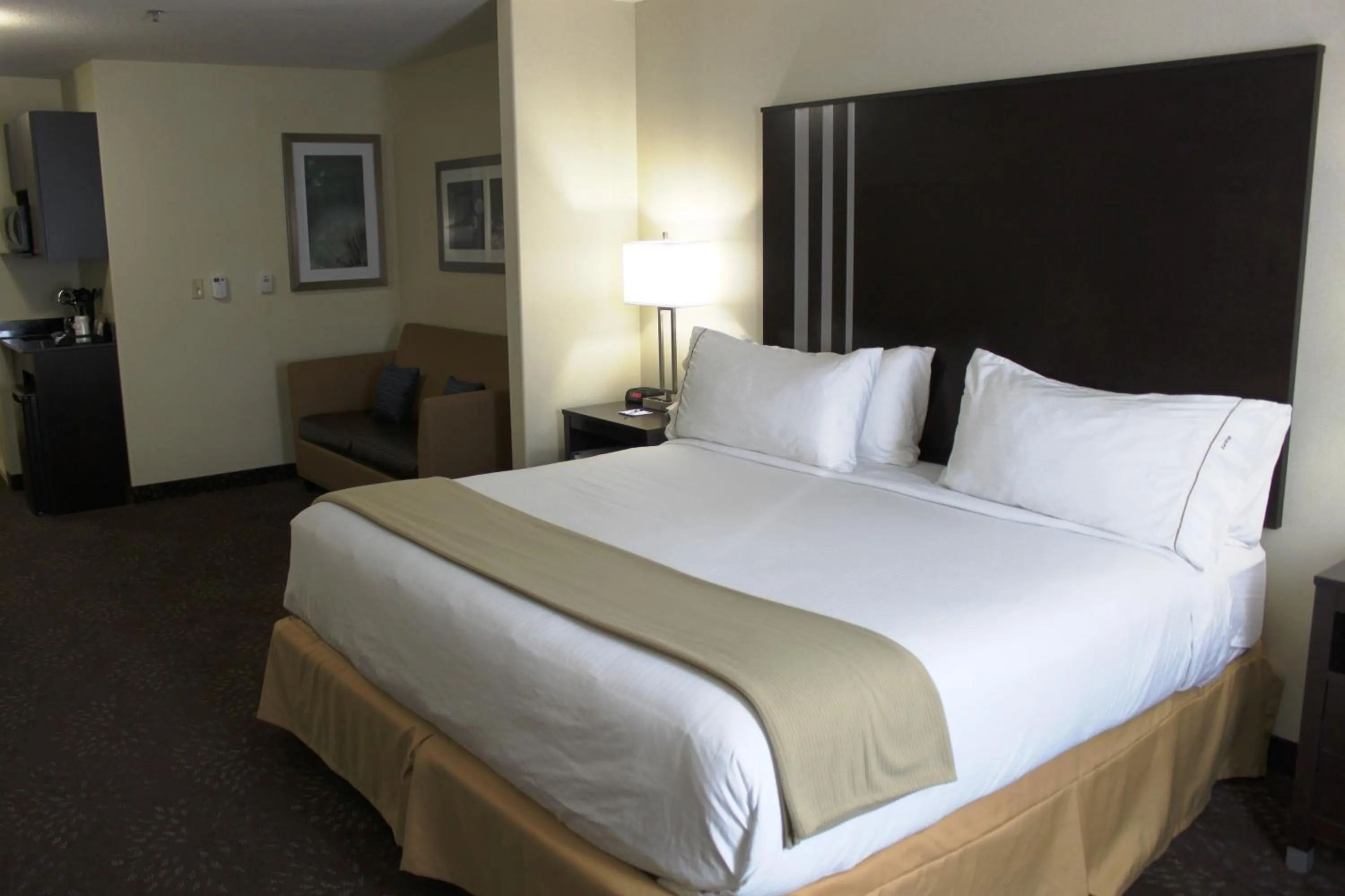 Photo of the whole room, Bed in Holiday Inn Express Yorkton East by IHG