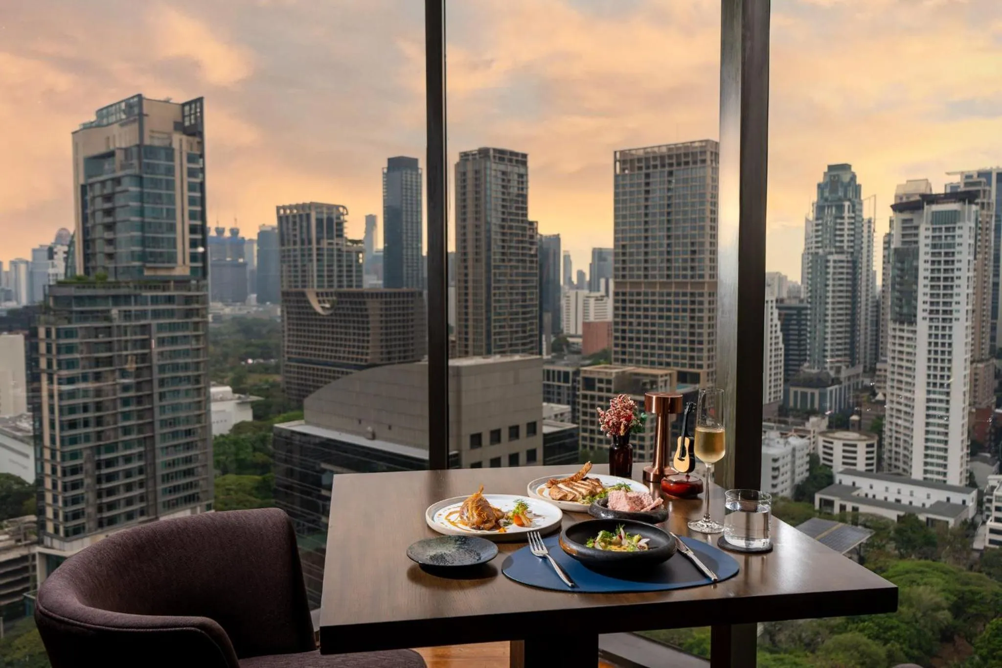 Restaurant/places to eat in Hotel Indigo Bangkok Wireless Road by IHG