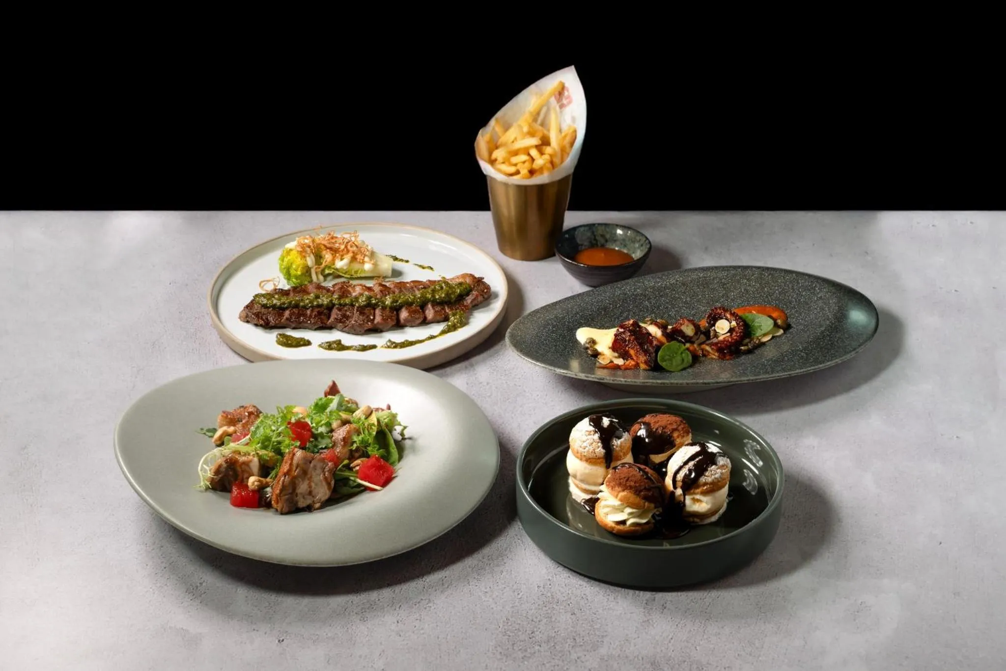 Restaurant/places to eat in Hotel Indigo Bangkok Wireless Road by IHG