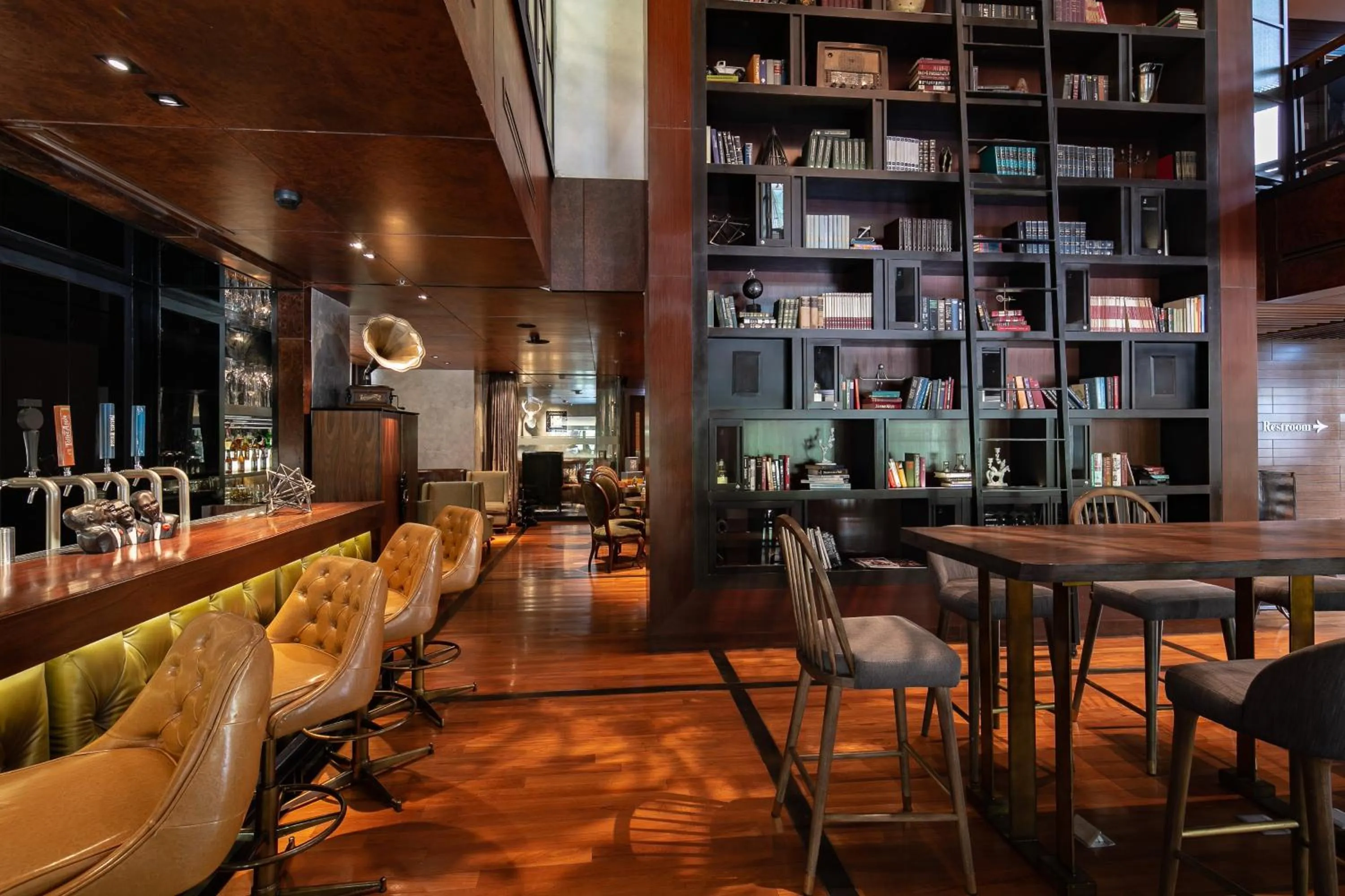 Lounge or bar in Hotel Indigo Bangkok Wireless Road by IHG