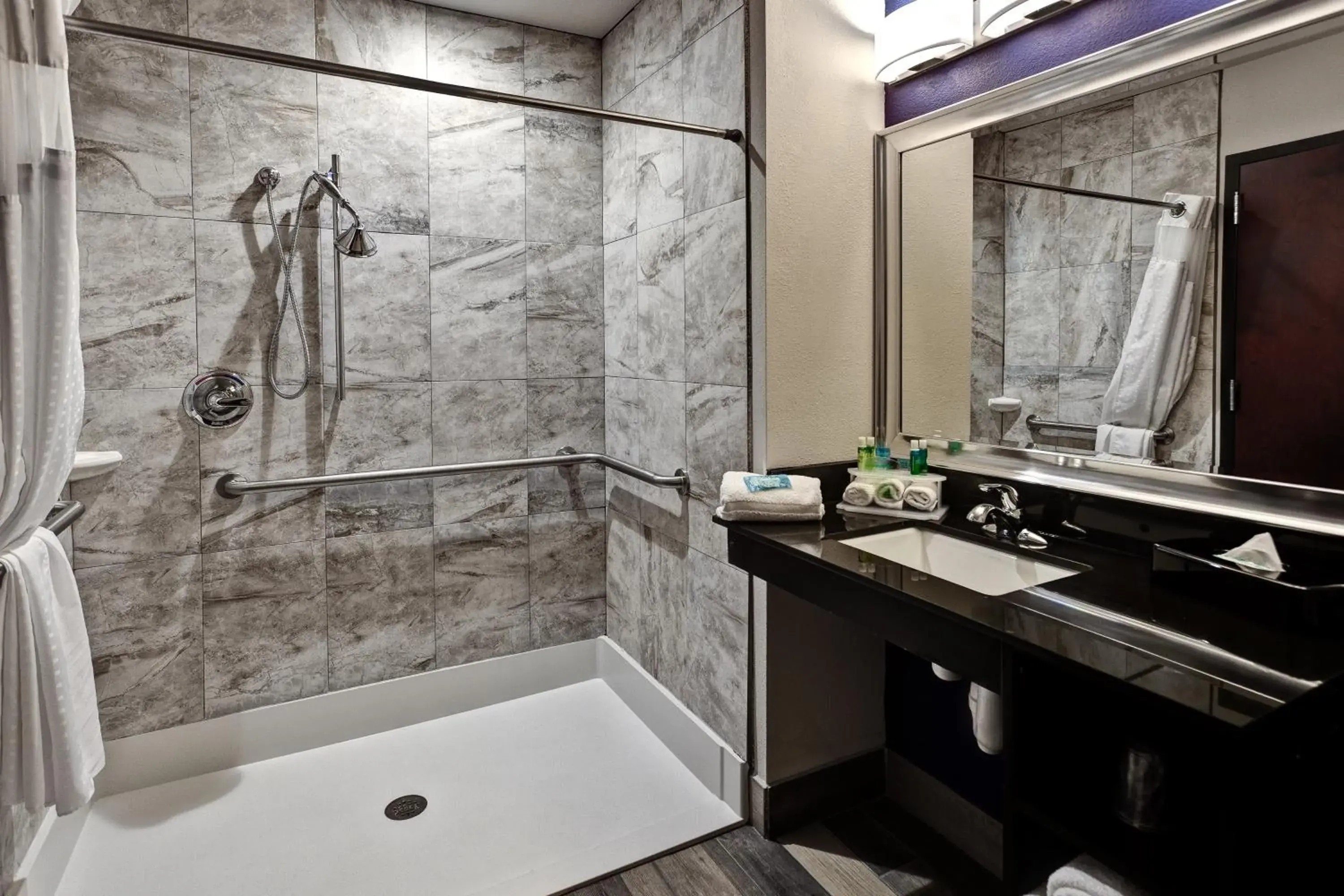 King Room with Roll-In Shower - Disability Access in Holiday Inn Express Hutchison by IHG King Room with Roll-In Shower - Disability Access in Holiday Inn Express Hutchison by IHG