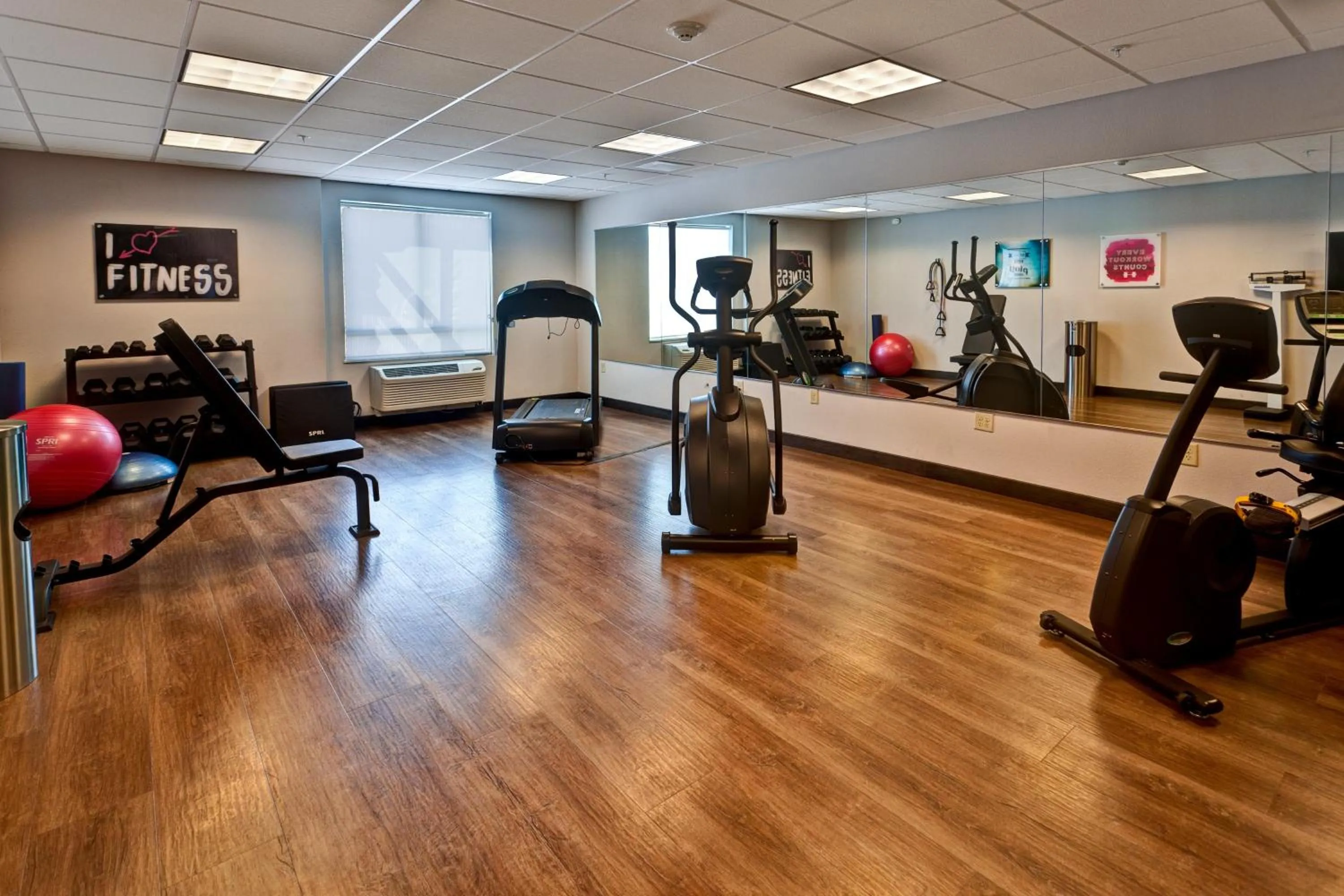 Fitness centre/facilities in Holiday Inn Express Hutchison by IHG