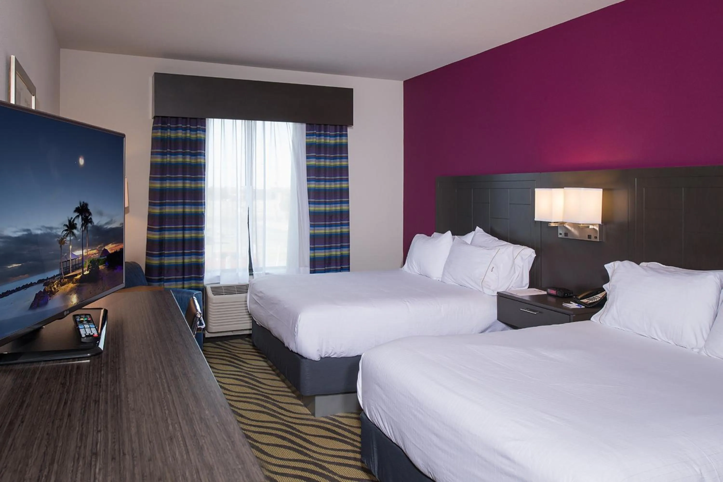 Photo of the whole room, Bed in Holiday Inn Express Hutchison by IHG