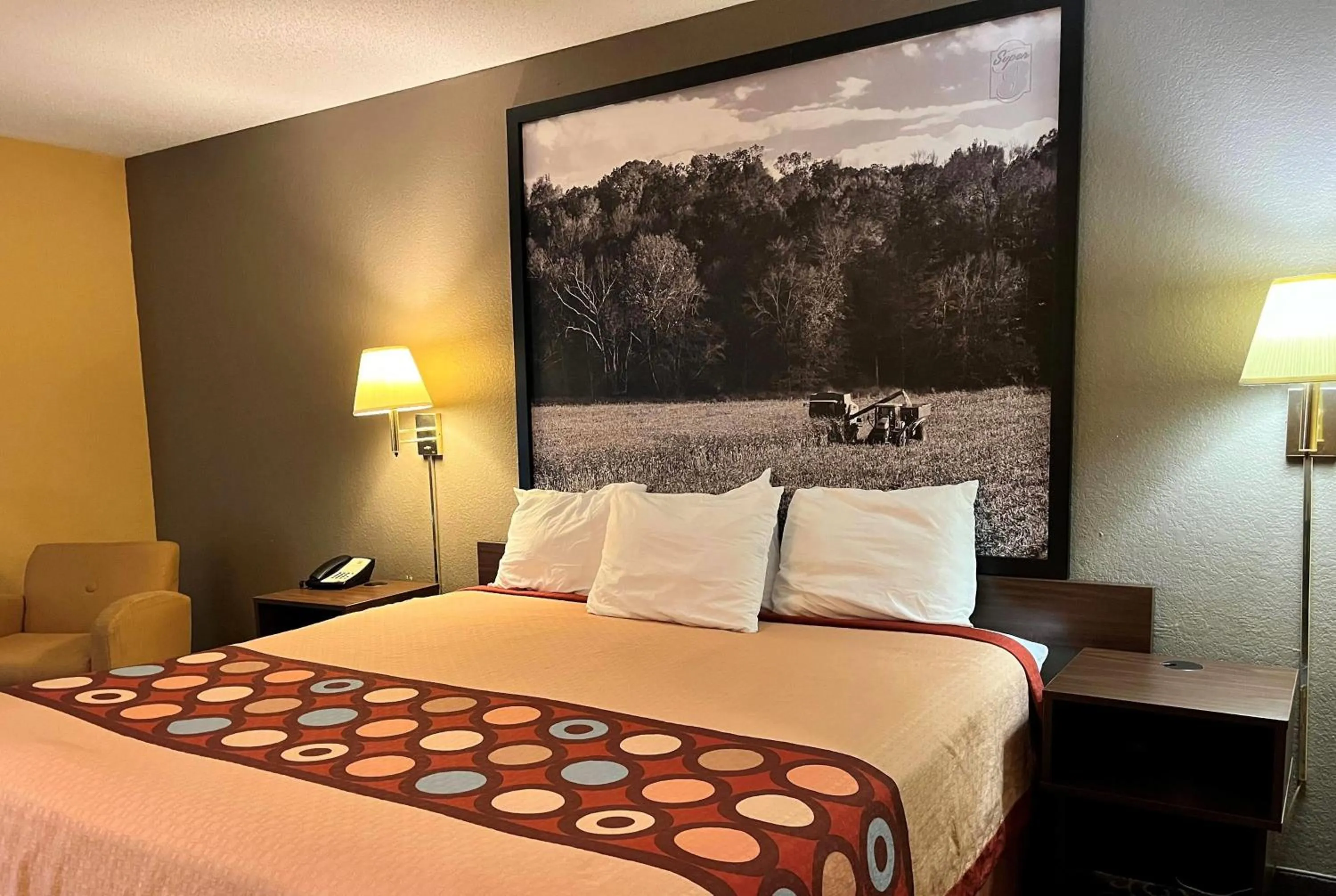 Photo of the whole room, Bed in Super 8 by Wyndham Evansville North