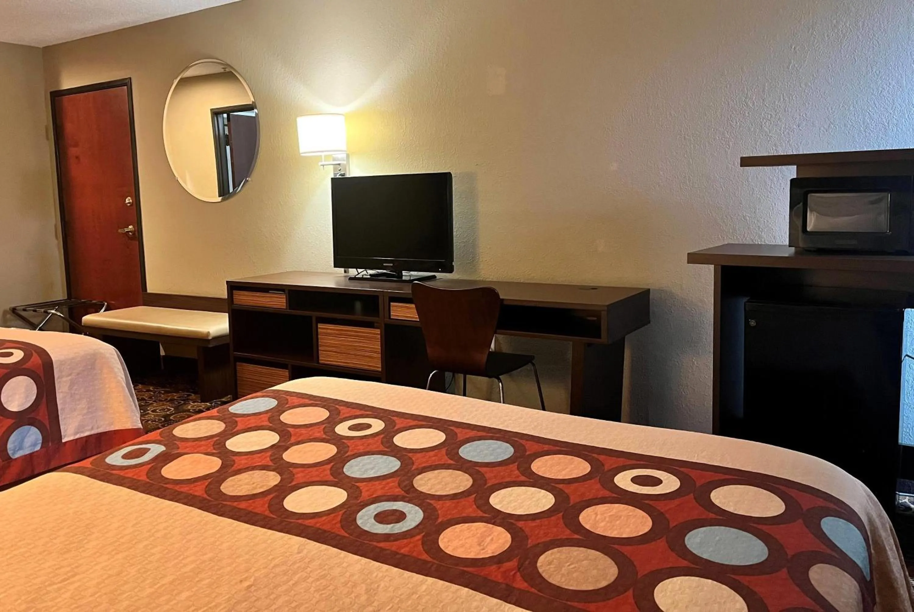 Photo of the whole room, Bed in Super 8 by Wyndham Evansville North