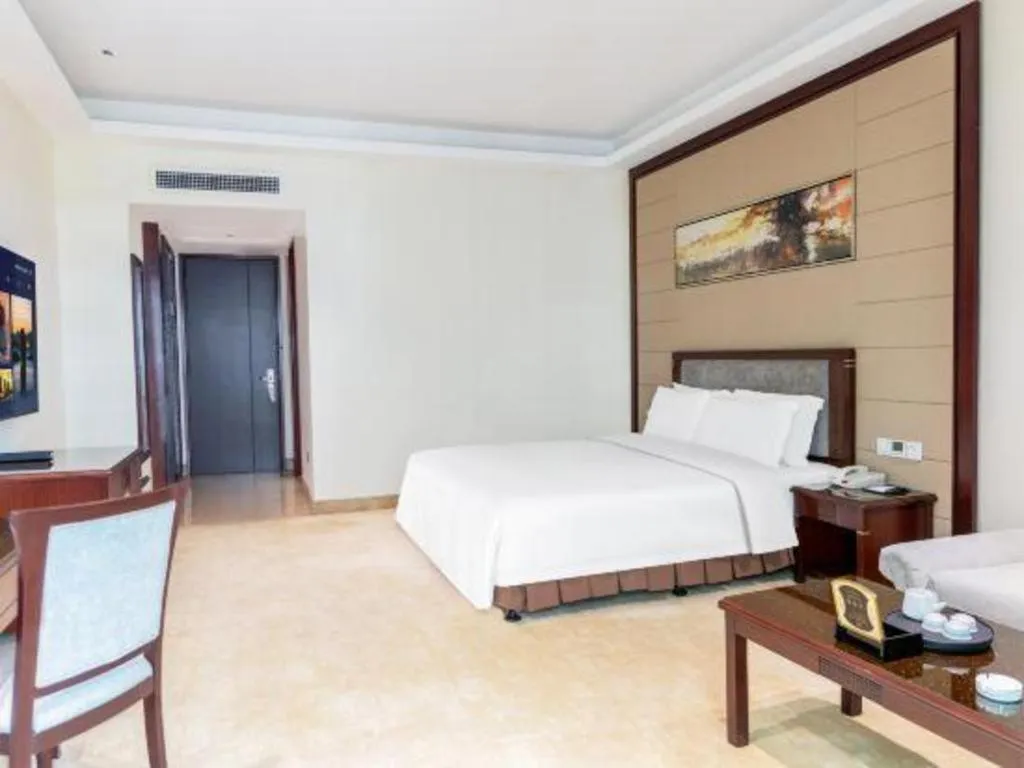 Bed in Dongguan Metropolitan Yijing Hotel