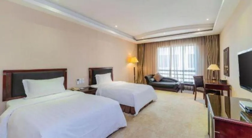 Bed in Dongguan Metropolitan Yijing Hotel