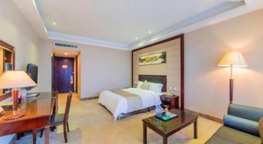 Bed in Dongguan Metropolitan Yijing Hotel